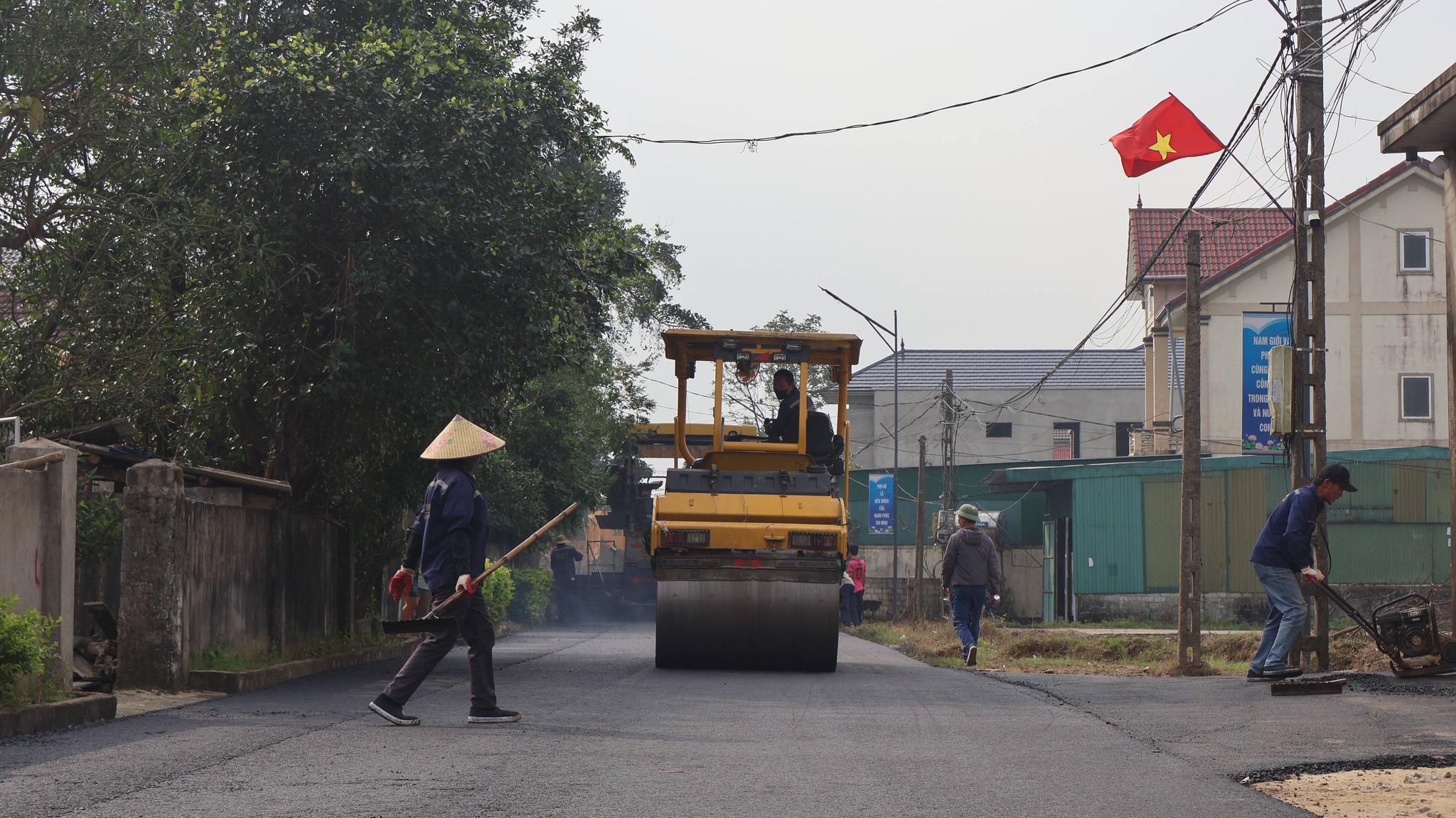 Nhiều tuyến đường giao thông nông thôn ở Hà Tĩnh được "thay áo mới”- Ảnh 4. Nhiều tuyến đường giao thông nông thôn ở Hà Tĩnh được "thay áo mới”- Ảnh 4.
