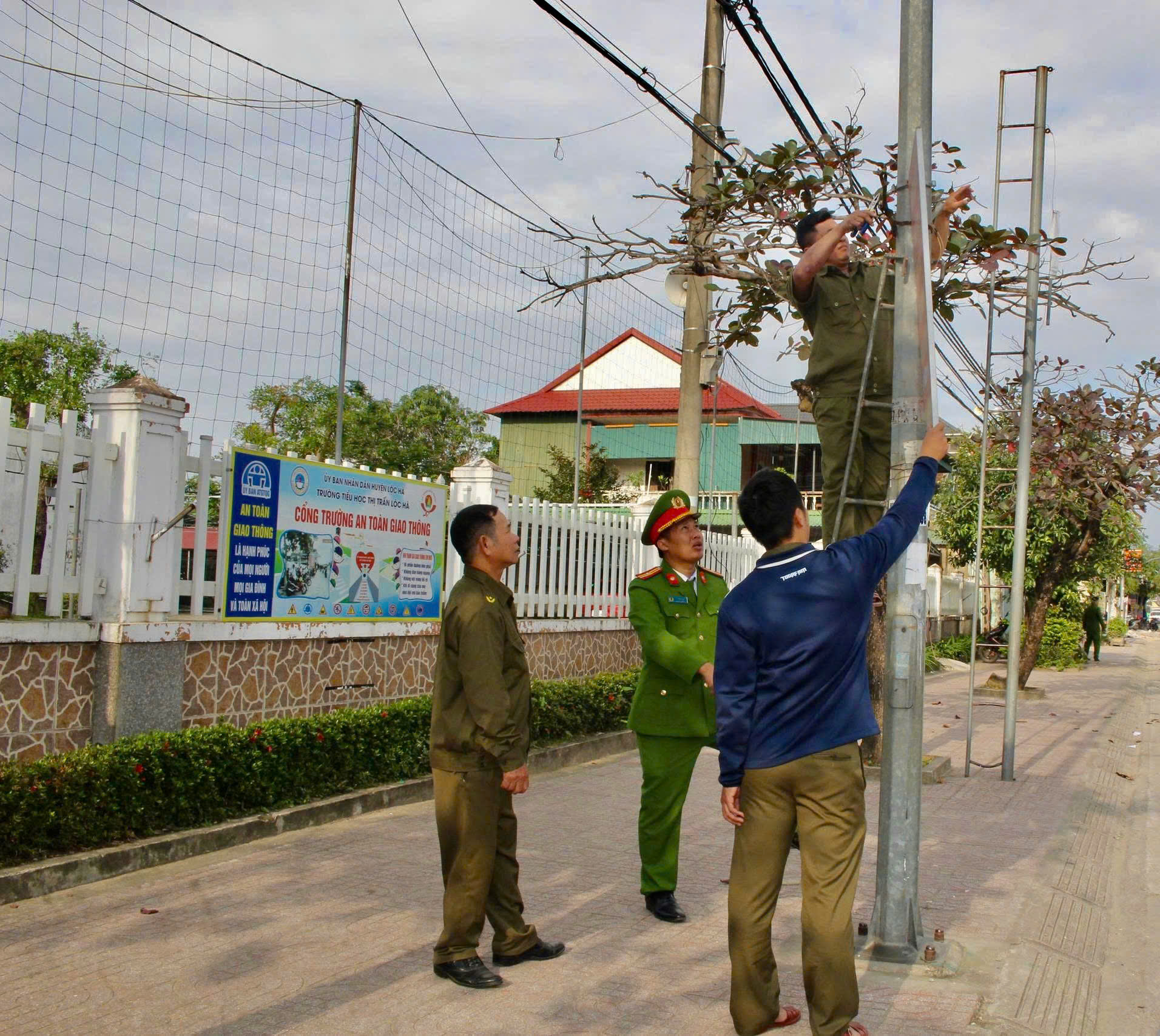 Nhiều tuyến đường giao thông nông thôn ở Hà Tĩnh được "thay áo mới”- Ảnh 6. Nhiều tuyến đường giao thông nông thôn ở Hà Tĩnh được "thay áo mới”- Ảnh 6.