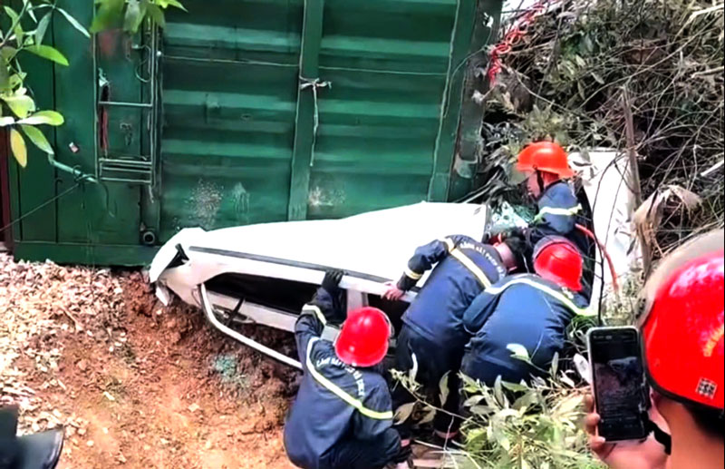 Hiện trường &ocirc; t&ocirc; con bị xe đầu k&eacute;o đ&egrave; bẹp khiến 1 người tử vong tại chỗ.