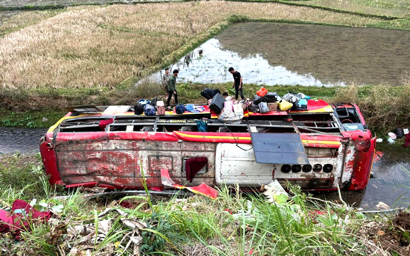 Xe kh&aacute;ch lật ngang dưới mương nước sau vụ tai nạn.