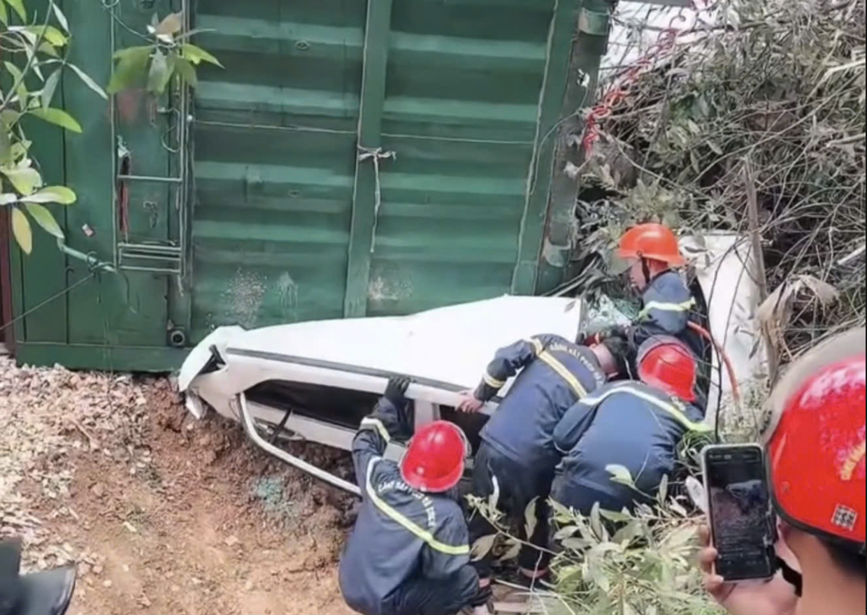 Thanh Hóa: Bổ sung biển báo ở đoạn đường xảy ra vụ TNGT khiến 4 người gặp nạn- Ảnh 3. Thanh Hóa: Bổ sung biển báo ở đoạn đường xảy ra vụ TNGT khiến 4 người gặp nạn- Ảnh 3.