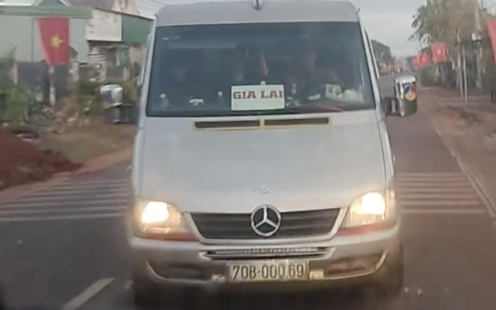 Gia Lai: Xử phạt vụ t&agrave;i xế tạt đầu, chặn xe tr&ecirc;n quốc lộ 14C