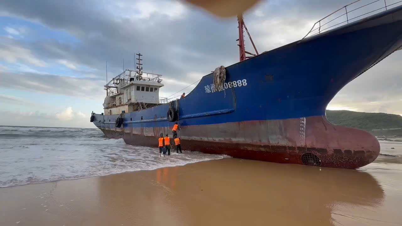 Khẩn trương xử lý tàu mắc cạn ở biển Dung Quất ngừa sự cố tràn dầu- Ảnh 1. Khẩn trương xử lý tàu mắc cạn ở biển Dung Quất ngừa sự cố tràn dầu- Ảnh 1.