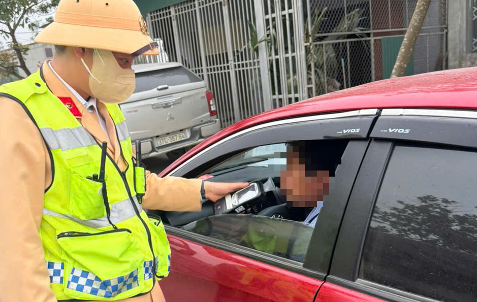 Nghệ An: Tuần tra kiểm soát, xử lý "ma men" xuyên tết Dương lịch- Ảnh 2. Nghệ An: Tuần tra kiểm soát, xử lý "ma men" xuyên tết Dương lịch- Ảnh 2.