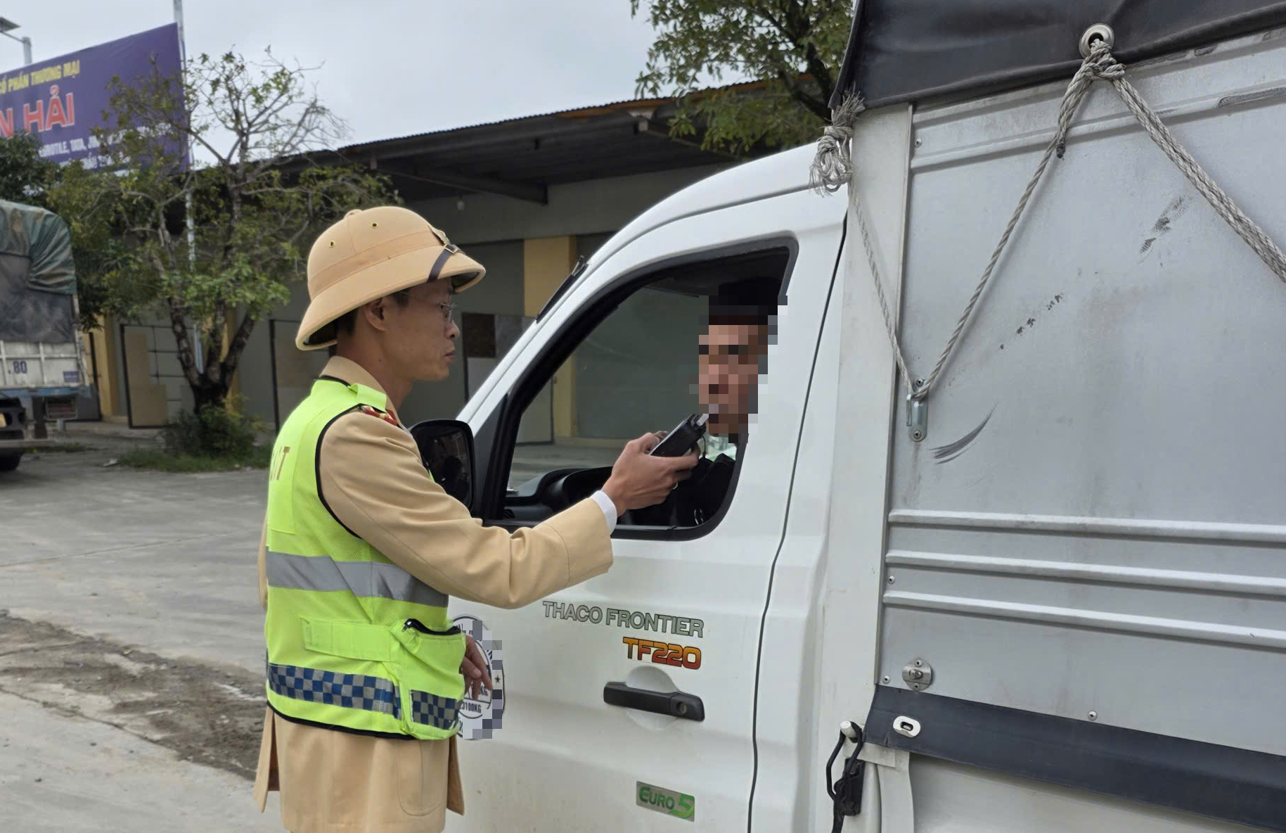 Nghệ An: Tuần tra kiểm soát, xử lý "ma men" xuyên tết Dương lịch- Ảnh 3. Nghệ An: Tuần tra kiểm soát, xử lý "ma men" xuyên tết Dương lịch- Ảnh 3.