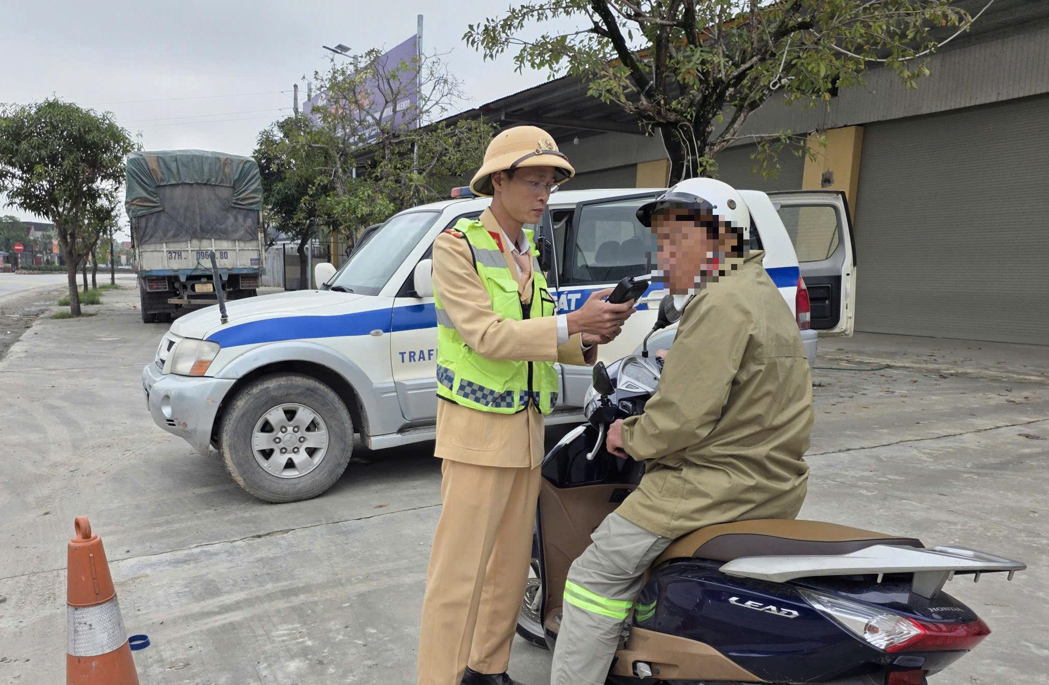 Nghệ An: Tuần tra kiểm soát, xử lý "ma men" xuyên tết Dương lịch- Ảnh 4. Nghệ An: Tuần tra kiểm soát, xử lý "ma men" xuyên tết Dương lịch- Ảnh 4.