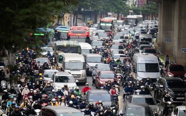 TP.HCM kẹt xe diện rộng ngày làm việc đầu năm, cửa ngõ vào trung tâm “đóng băng”- Ảnh 14. Phố Hà Nội đông nghẹt, người dân chật vật đi làm sau kỳ nghỉ Tết kéo dài 4 ngày