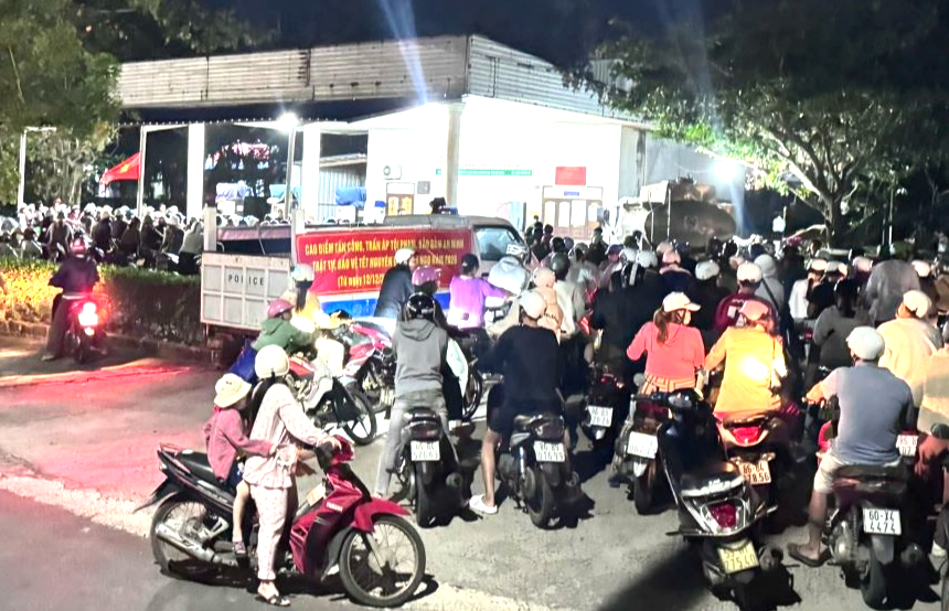 C&acirc;y xăng tr&ecirc;n đảo Ph&uacute; Qu&yacute; mở b&aacute;n trở lại sau 2 ng&agrave;y gi&aacute;n đoạn- Ảnh 1.