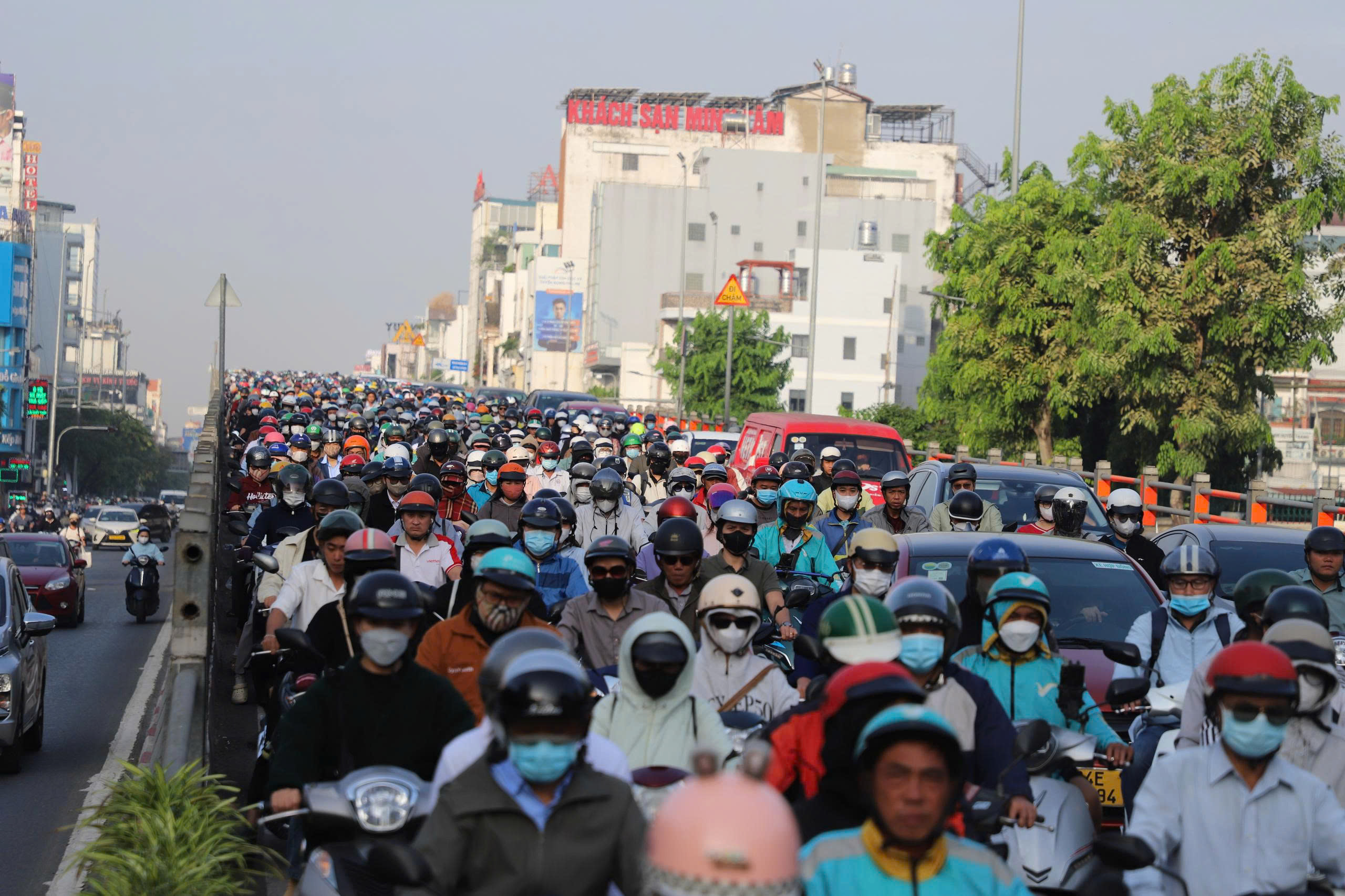 TP.HCM kẹt xe diện rộng ngày làm việc đầu năm, cửa ngõ vào trung tâm “đóng băng”- Ảnh 2. TP.HCM kẹt xe diện rộng ngày làm việc đầu năm, cửa ngõ vào trung tâm “đóng băng”- Ảnh 2.