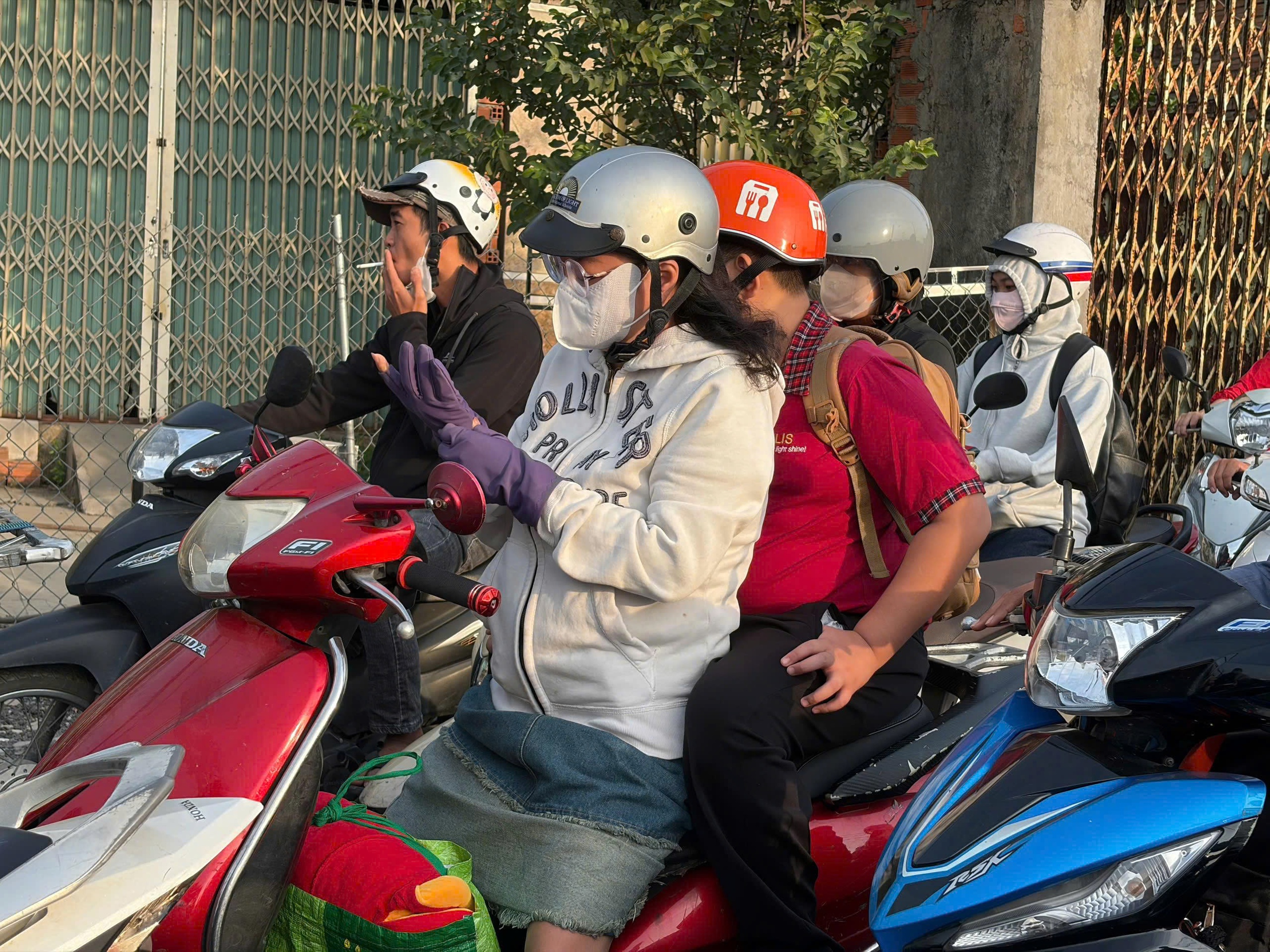 TP.HCM kẹt xe diện rộng ngày làm việc đầu năm, cửa ngõ vào trung tâm “đóng băng”- Ảnh 7. TP.HCM kẹt xe diện rộng ngày làm việc đầu năm, cửa ngõ vào trung tâm “đóng băng”- Ảnh 7.