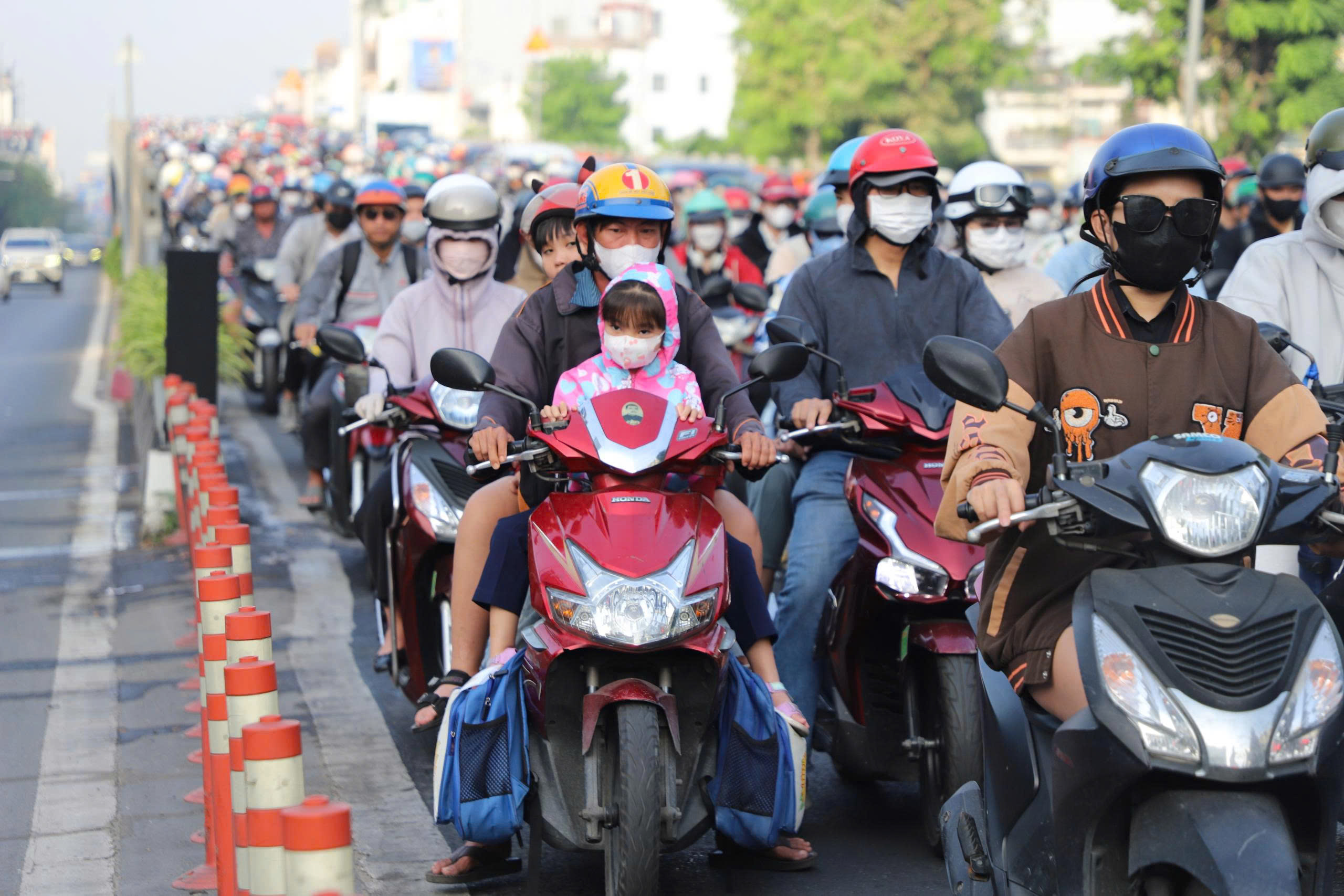 TP.HCM kẹt xe diện rộng ngày làm việc đầu năm, cửa ngõ vào trung tâm “đóng băng”- Ảnh 3. TP.HCM kẹt xe diện rộng ngày làm việc đầu năm, cửa ngõ vào trung tâm “đóng băng”- Ảnh 3.
