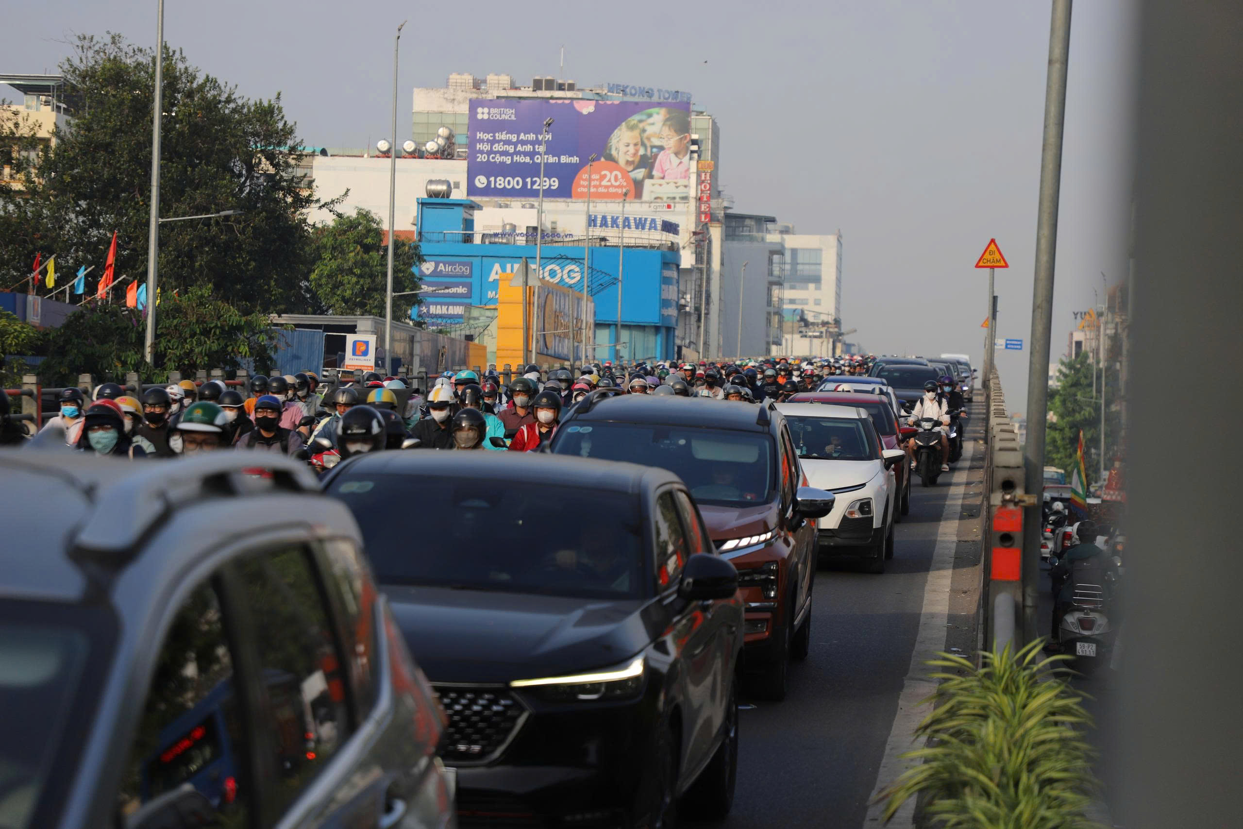 TP.HCM kẹt xe diện rộng ngày làm việc đầu năm, cửa ngõ vào trung tâm “đóng băng”- Ảnh 4. TP.HCM kẹt xe diện rộng ngày làm việc đầu năm, cửa ngõ vào trung tâm “đóng băng”- Ảnh 4.