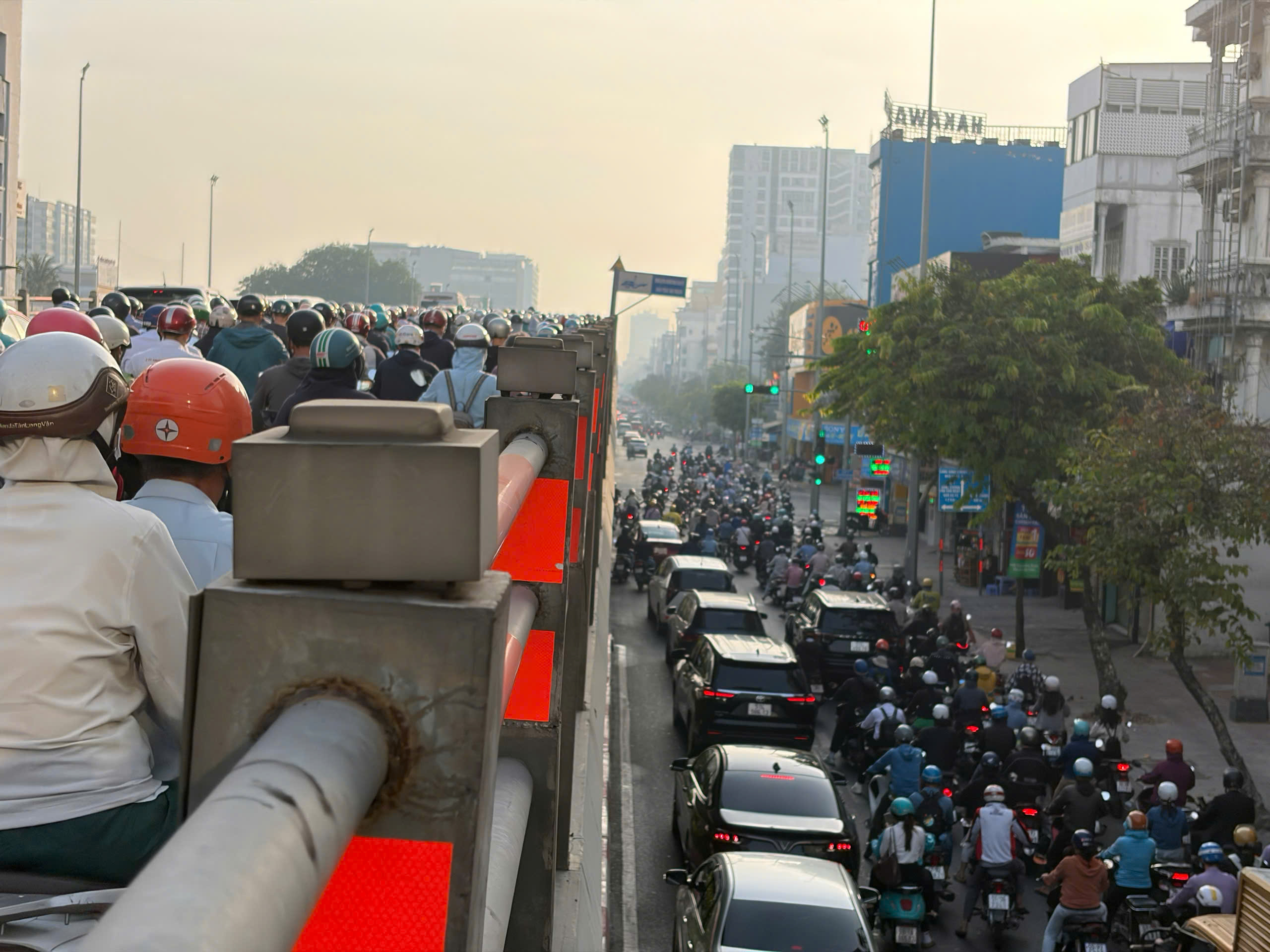 TP.HCM kẹt xe diện rộng ngày làm việc đầu năm, cửa ngõ vào trung tâm “đóng băng”- Ảnh 5. TP.HCM kẹt xe diện rộng ngày làm việc đầu năm, cửa ngõ vào trung tâm “đóng băng”- Ảnh 5.