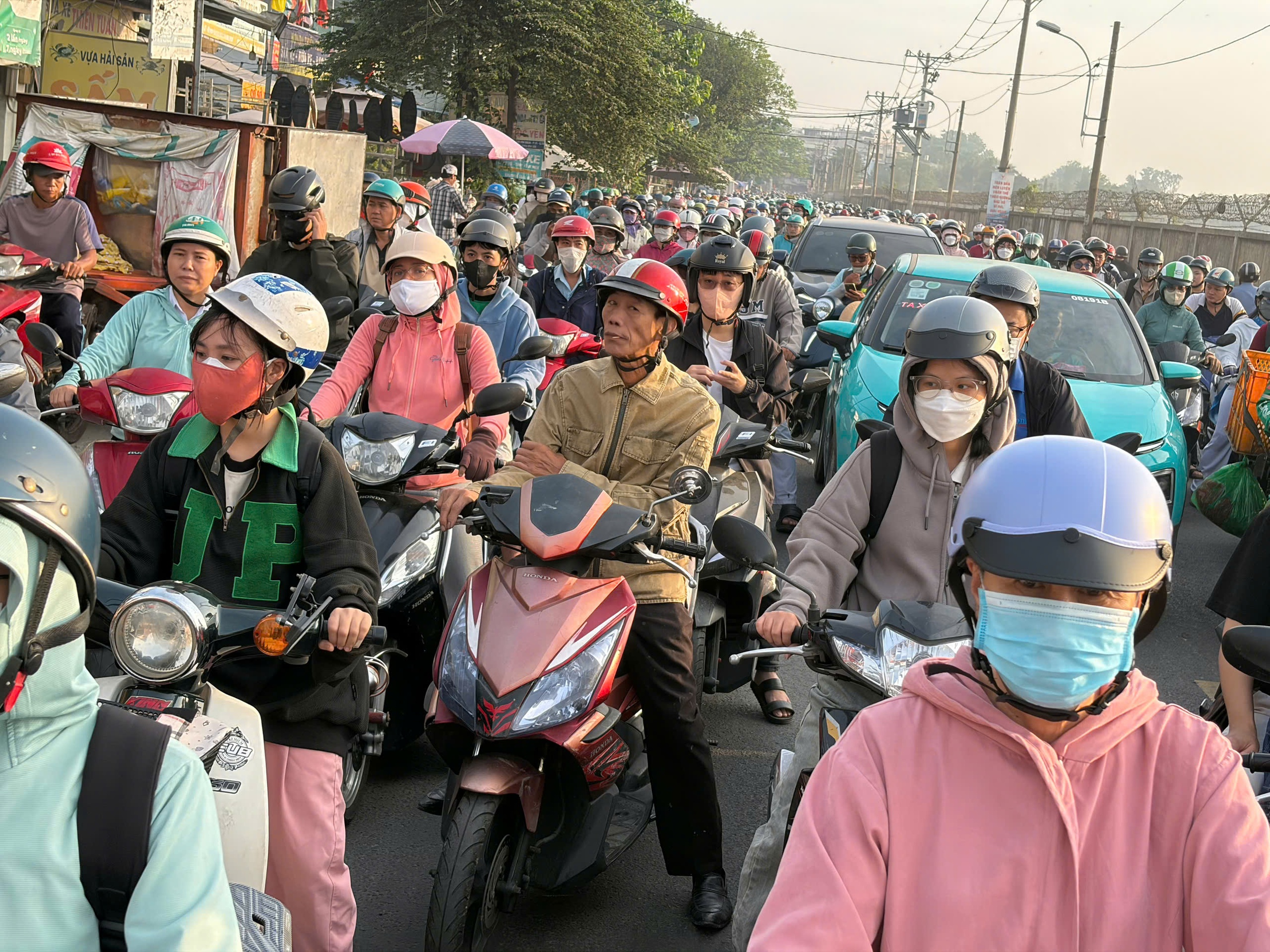 TP.HCM kẹt xe diện rộng ngày làm việc đầu năm, cửa ngõ vào trung tâm “đóng băng”- Ảnh 12. TP.HCM kẹt xe diện rộng ngày làm việc đầu năm, cửa ngõ vào trung tâm “đóng băng”- Ảnh 12.