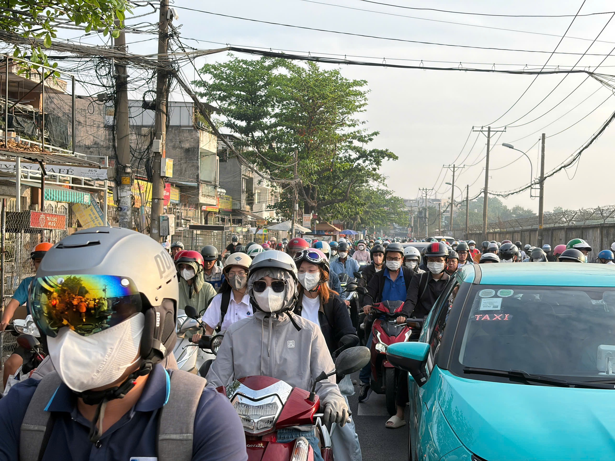 TP.HCM kẹt xe diện rộng ngày làm việc đầu năm, cửa ngõ vào trung tâm “đóng băng”- Ảnh 10. TP.HCM kẹt xe diện rộng ngày làm việc đầu năm, cửa ngõ vào trung tâm “đóng băng”- Ảnh 10.
