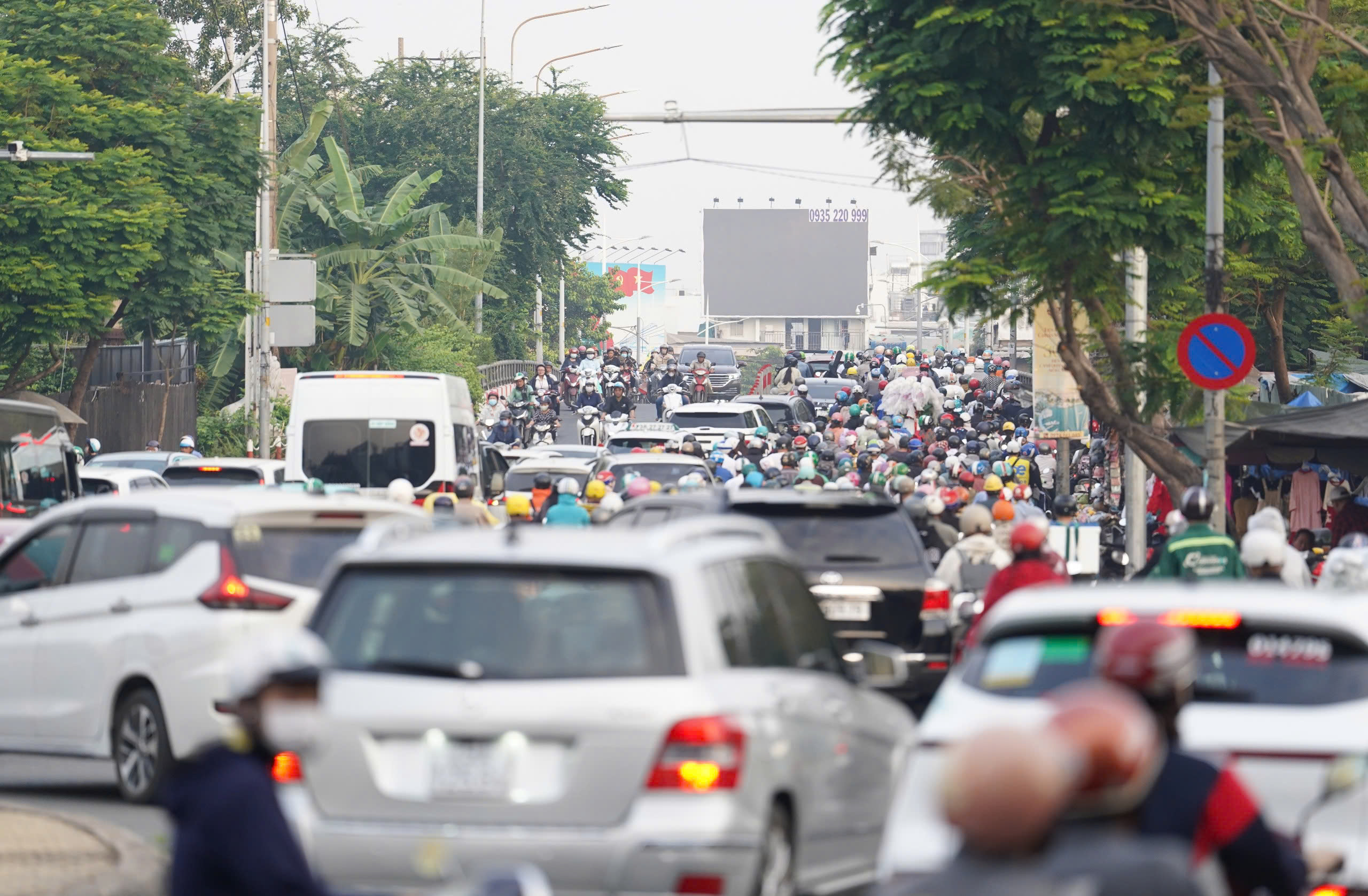 TP.HCM kẹt xe diện rộng ngày làm việc đầu năm, cửa ngõ vào trung tâm “đóng băng”- Ảnh 8. TP.HCM kẹt xe diện rộng ngày làm việc đầu năm, cửa ngõ vào trung tâm “đóng băng”- Ảnh 8.