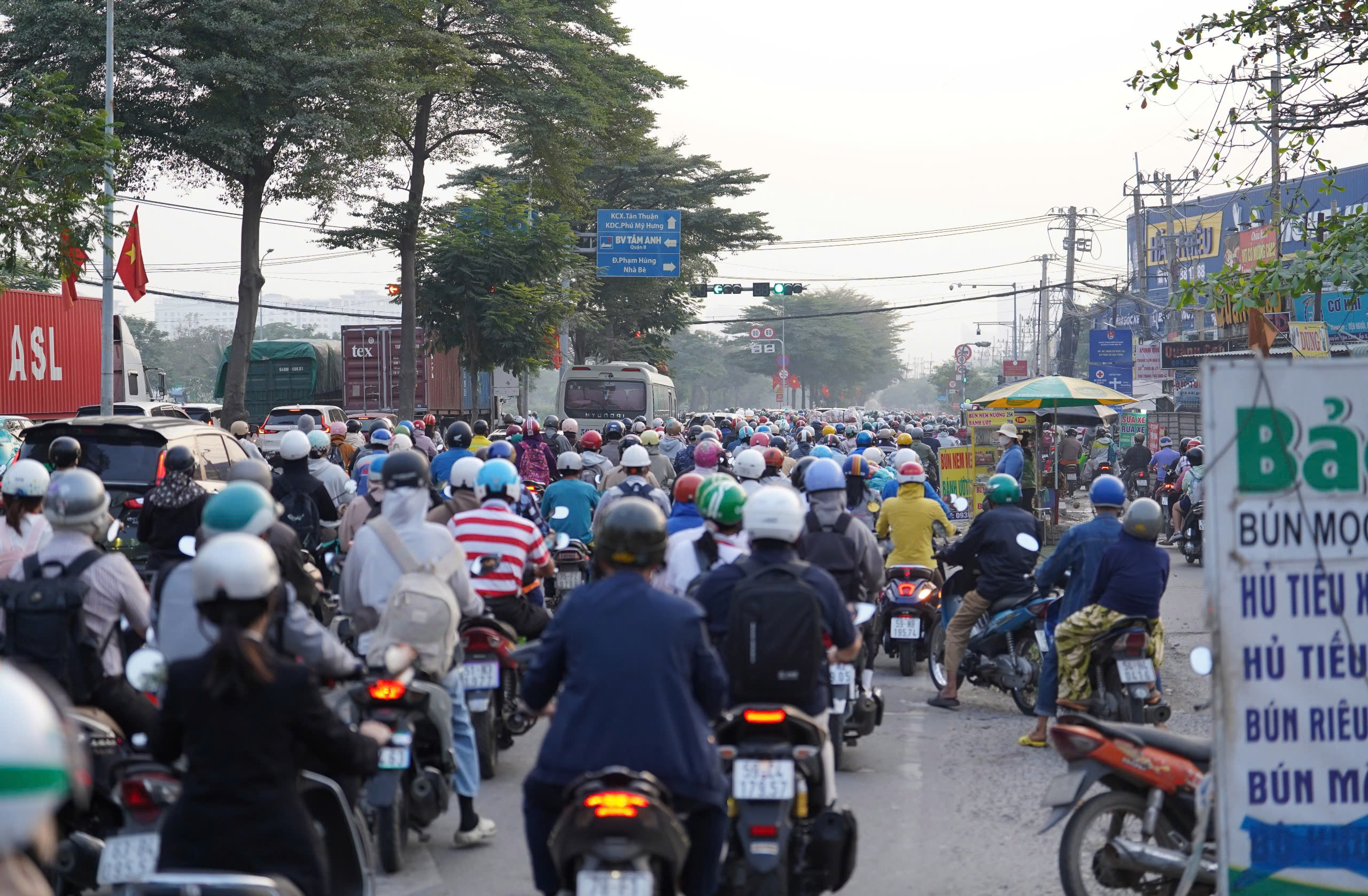 TP.HCM kẹt xe diện rộng ngày làm việc đầu năm, cửa ngõ vào trung tâm “đóng băng”- Ảnh 9. TP.HCM kẹt xe diện rộng ngày làm việc đầu năm, cửa ngõ vào trung tâm “đóng băng”- Ảnh 9.