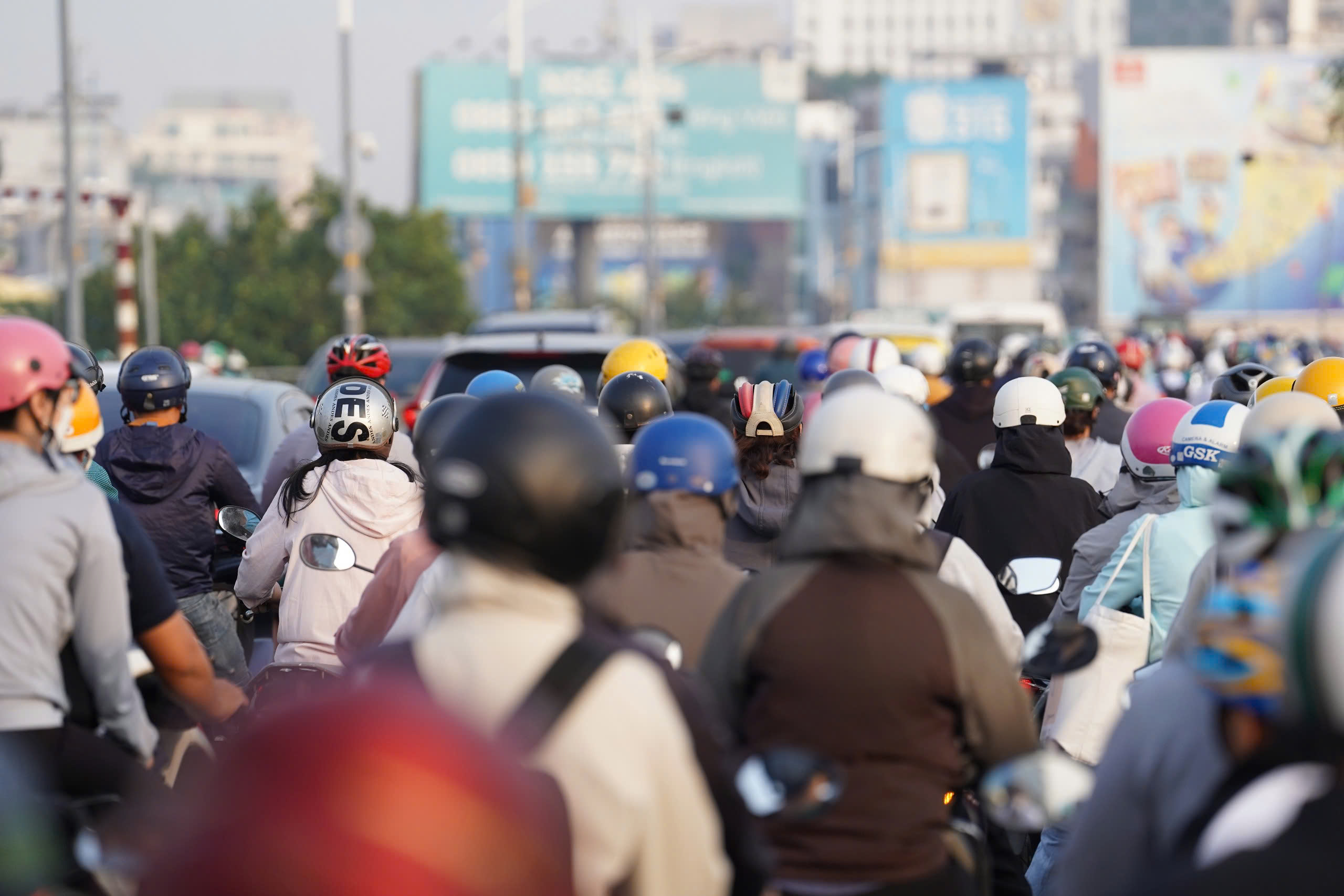 TP.HCM kẹt xe diện rộng ngày làm việc đầu năm, cửa ngõ vào trung tâm “đóng băng”- Ảnh 13. TP.HCM kẹt xe diện rộng ngày làm việc đầu năm, cửa ngõ vào trung tâm “đóng băng”- Ảnh 13.