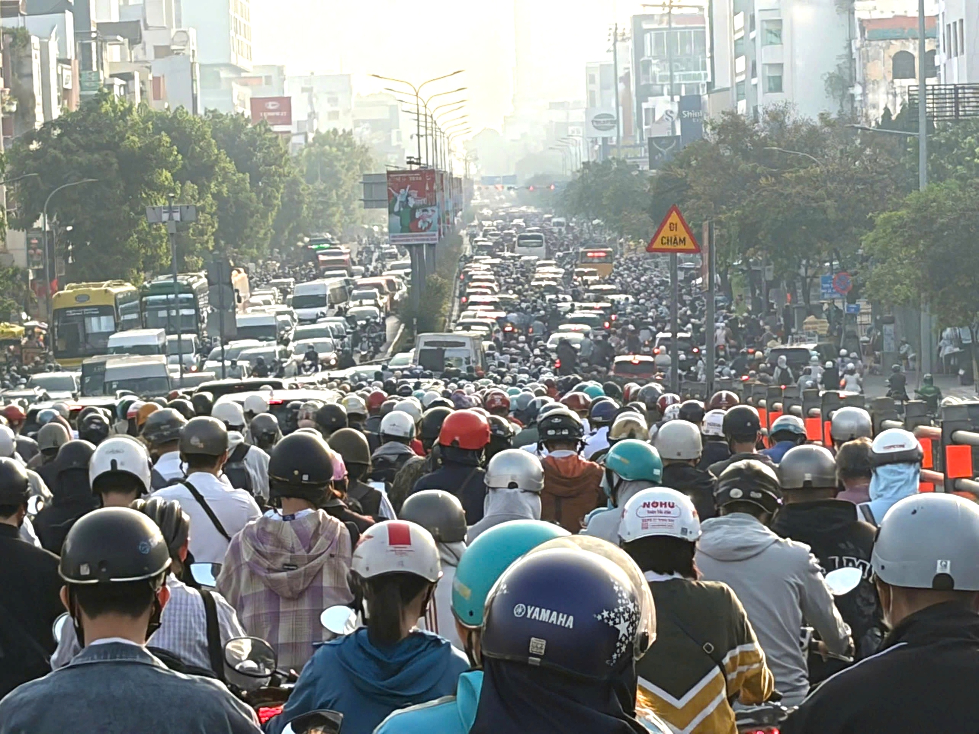 TP.HCM kẹt xe diện rộng ngày làm việc đầu năm, cửa ngõ vào trung tâm “đóng băng”- Ảnh 1. TP.HCM kẹt xe diện rộng ngày làm việc đầu năm, cửa ngõ vào trung tâm “đóng băng”- Ảnh 1.