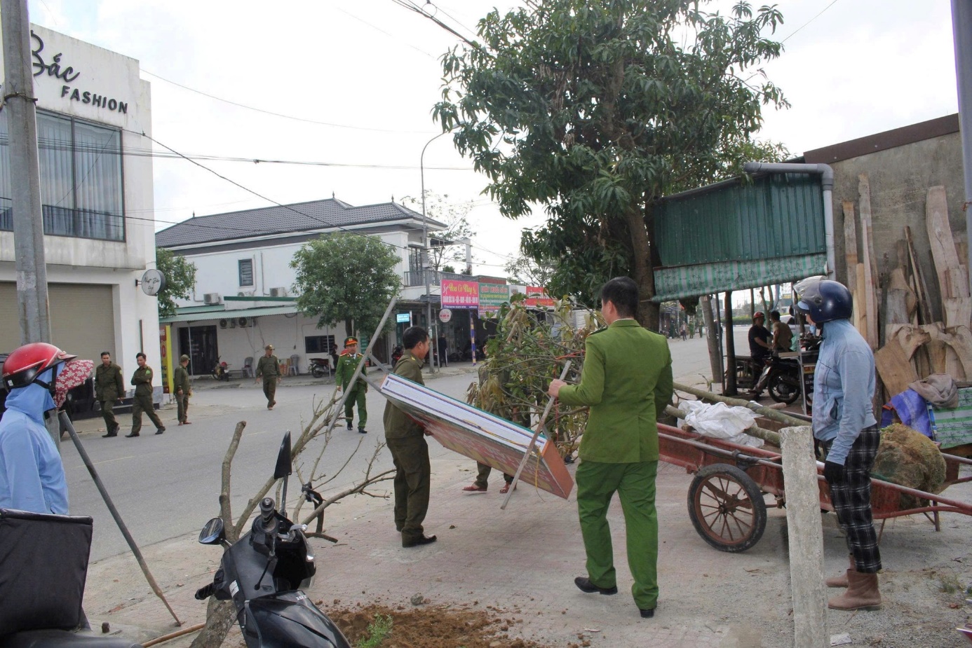 Nhiều tuyến đường giao thông nông thôn ở Hà Tĩnh được "thay áo mới”- Ảnh 5. Nhiều tuyến đường giao thông nông thôn ở Hà Tĩnh được "thay áo mới”- Ảnh 5.