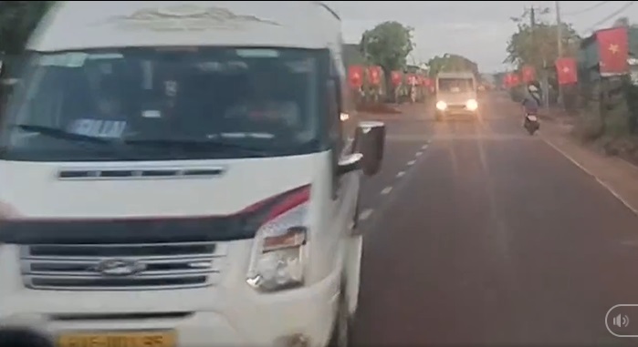 Gia Lai: Video hiện trường vụ hai xe 16 chỗ tạt đầu xe kh&aacute;ch- Ảnh 1.