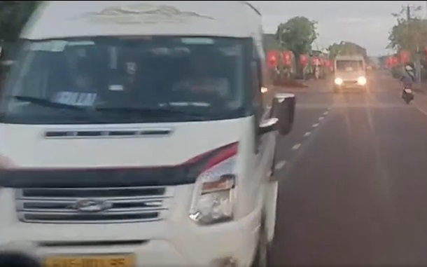 Hai xe khách chặn đầu giành khách trên QL14C đều chạy dù- Ảnh 2. Gia Lai: Video hiện trường vụ hai xe 16 chỗ tạt đầu xe khách