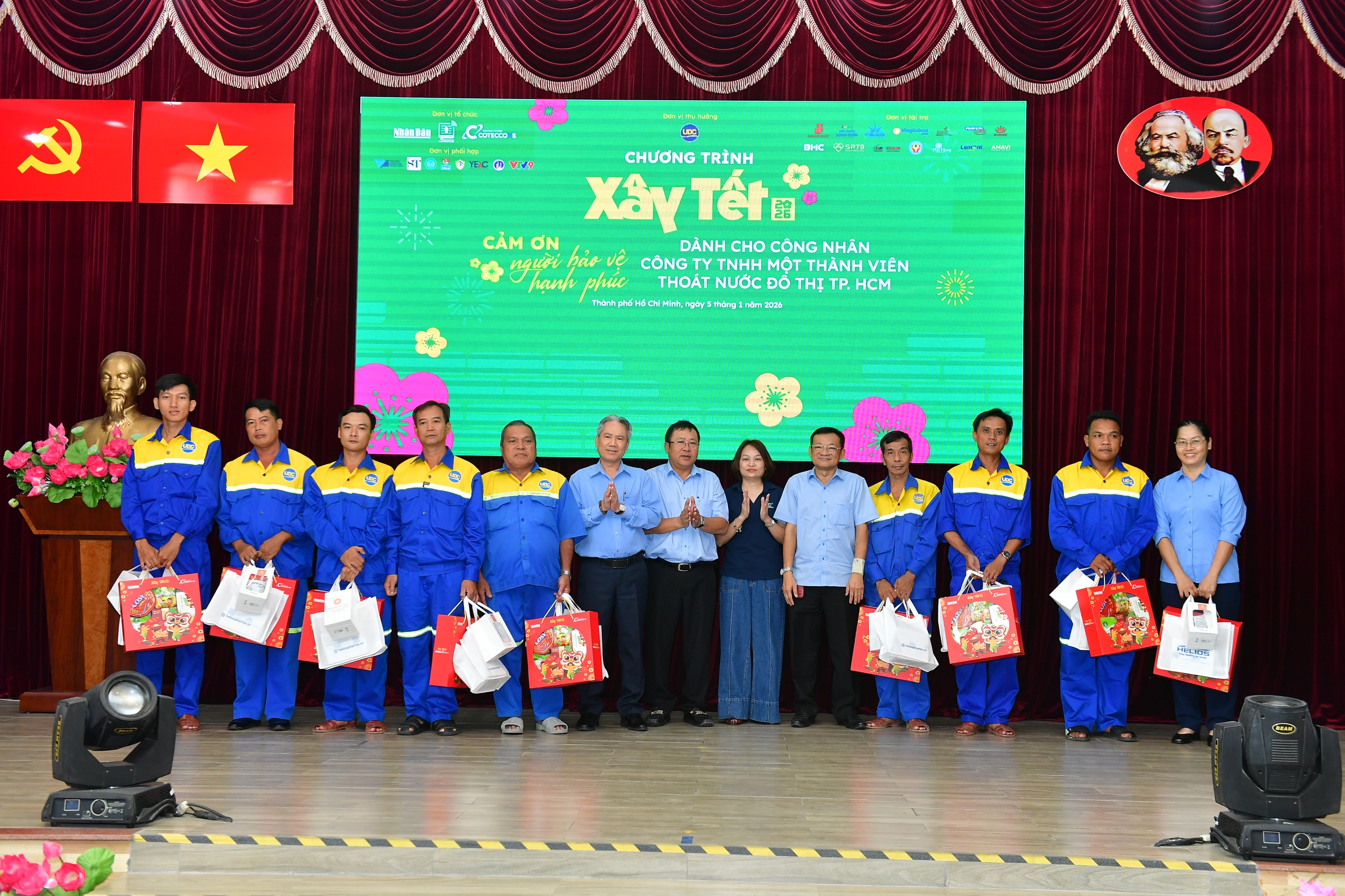 Ấm &aacute;p ng&agrave;y hội "X&acirc;y Tết" d&agrave;nh ri&ecirc;ng cho những c&ocirc;ng nh&acirc;n đắm m&igrave;nh nơi cống ngầm- Ảnh 1.