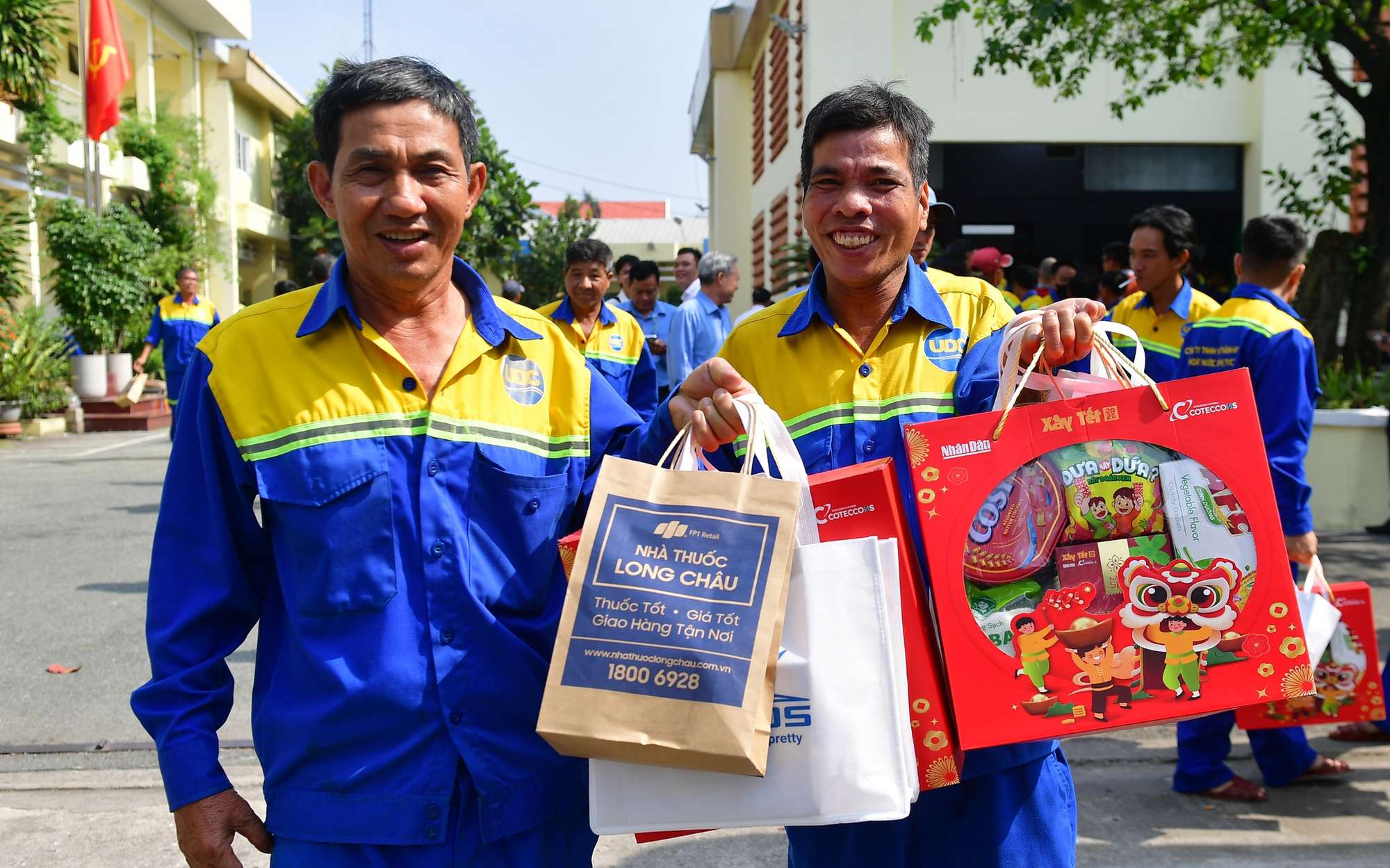 Ấm &aacute;p ng&agrave;y hội 'X&acirc;y Tết' d&agrave;nh ri&ecirc;ng cho những c&ocirc;ng nh&acirc;n đắm m&igrave;nh nơi cống ngầm