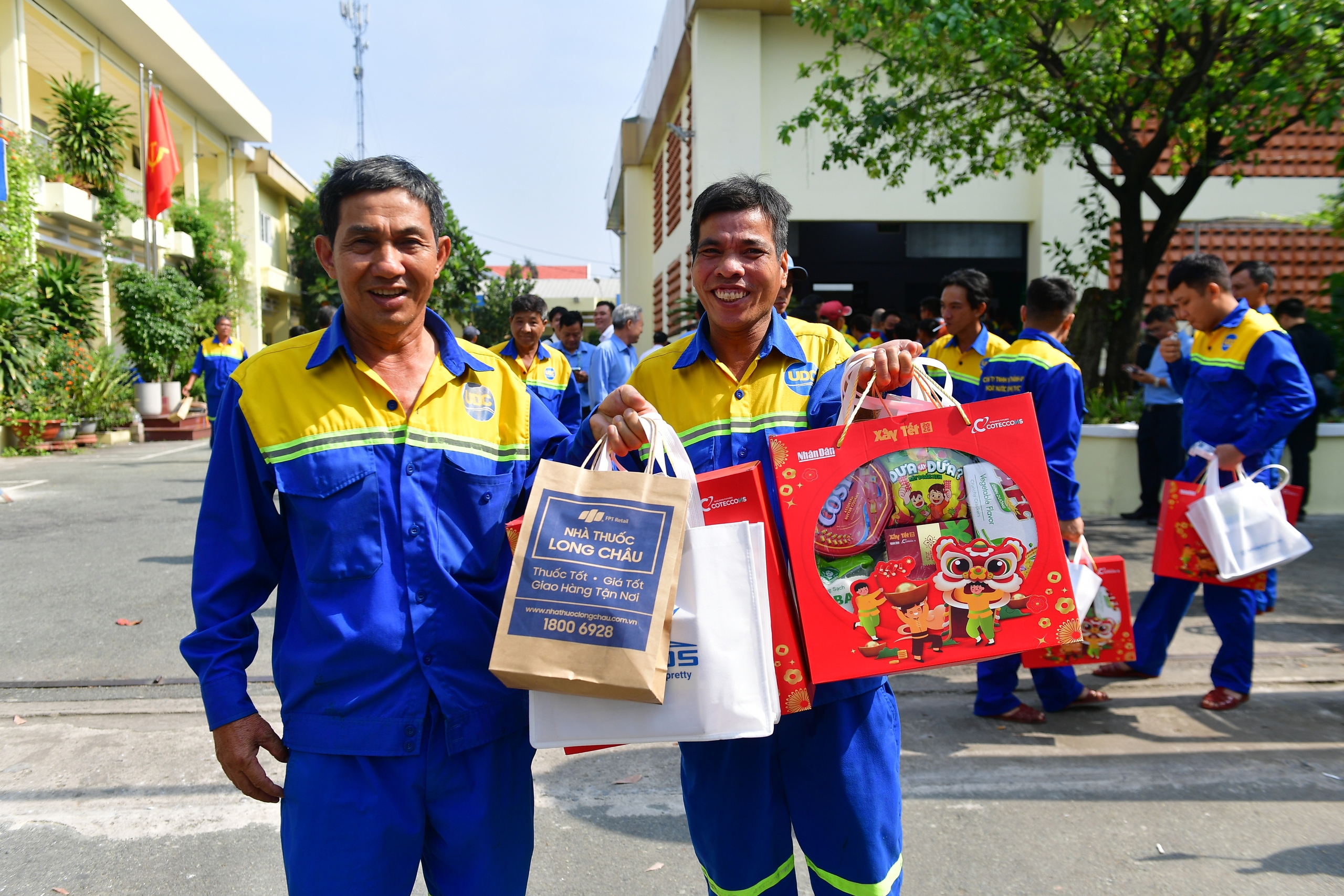 Ấm &aacute;p ng&agrave;y hội "X&acirc;y Tết" d&agrave;nh ri&ecirc;ng cho những c&ocirc;ng nh&acirc;n đắm m&igrave;nh nơi cống ngầm- Ảnh 5.