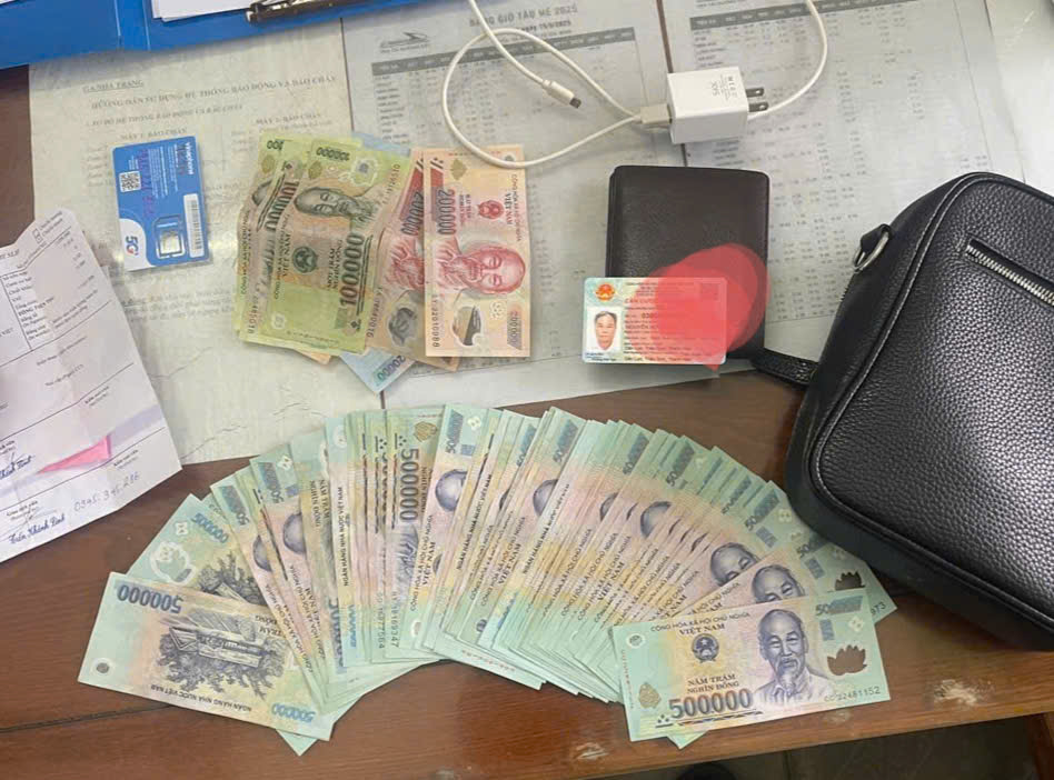 Ấm lòng ngày đầu năm: Nhân viên ga Nha Trang trao trả hàng chục triệu đồng bỏ quên- Ảnh 2. Ấm lòng ngày đầu năm: Nhân viên ga Nha Trang trao trả hàng chục triệu đồng bỏ quên- Ảnh 2.