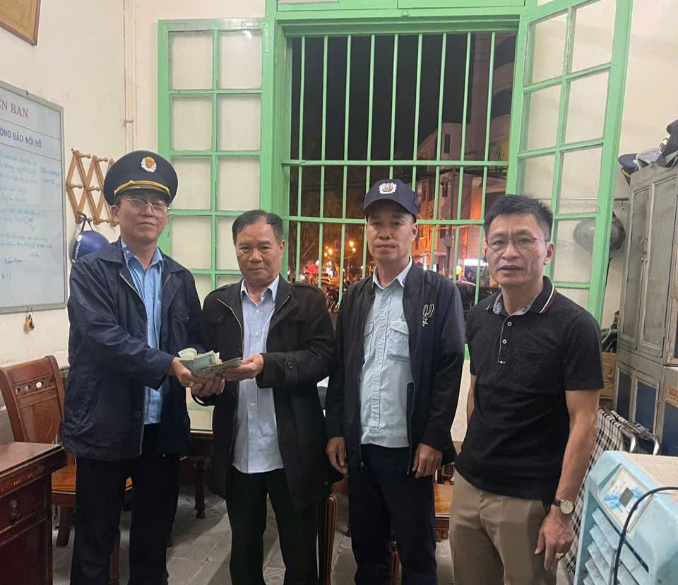 Ấm lòng ngày đầu năm: Nhân viên ga Nha Trang trao trả hàng chục triệu đồng bỏ quên- Ảnh 1. Ấm lòng ngày đầu năm: Nhân viên ga Nha Trang trao trả hàng chục triệu đồng bỏ quên- Ảnh 1.