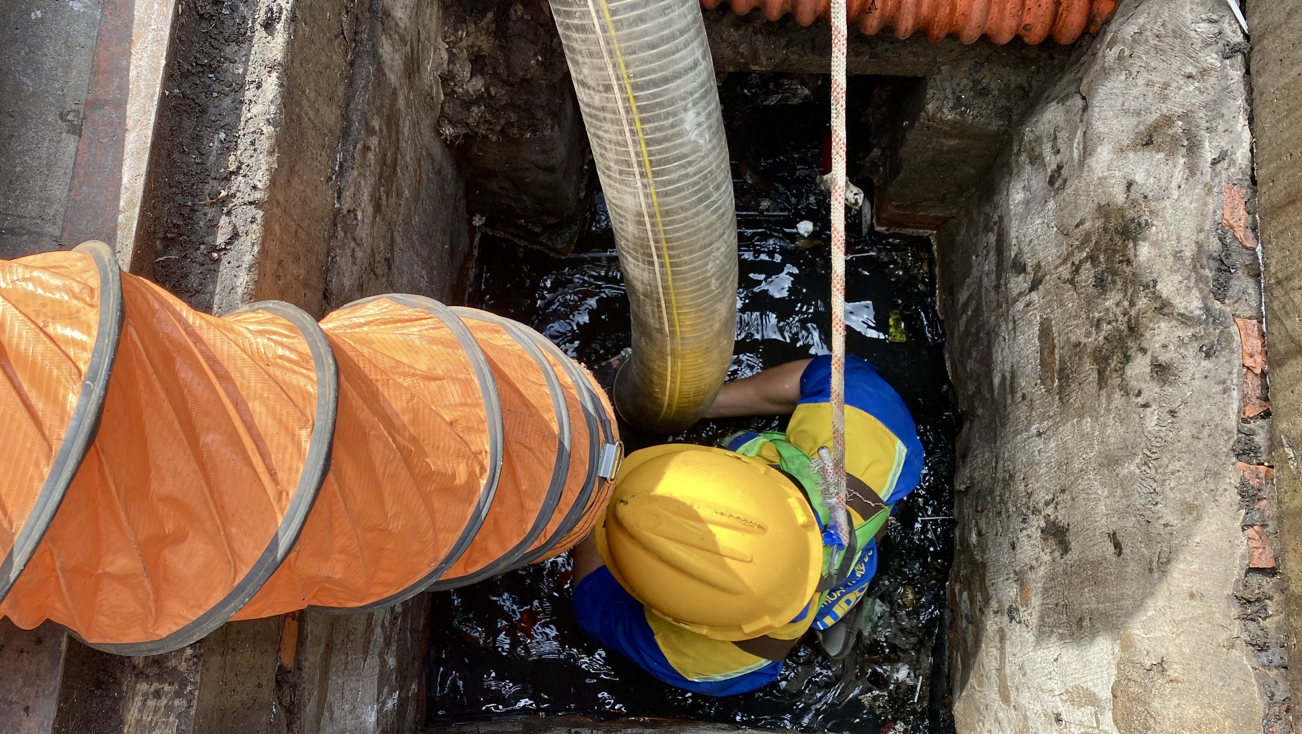 Ấm &aacute;p ng&agrave;y hội "X&acirc;y Tết" d&agrave;nh ri&ecirc;ng cho những c&ocirc;ng nh&acirc;n đắm m&igrave;nh nơi cống ngầm- Ảnh 2.