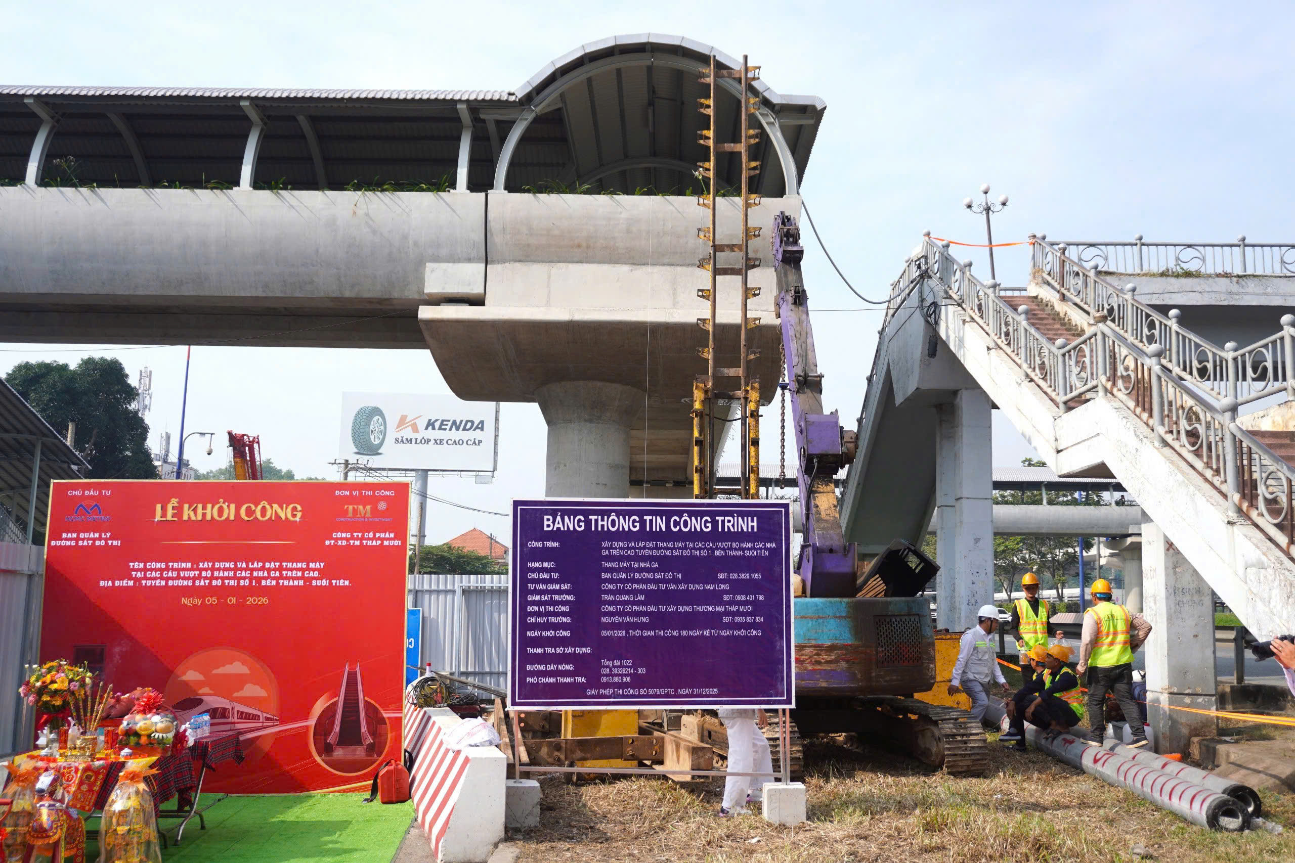 TP.HCM khởi công lắp đặt thang máy tại các cầu vượt bộ hành dọc tuyến metro số 1- Ảnh 1. TP.HCM khởi công lắp đặt thang máy tại các cầu vượt bộ hành dọc tuyến metro số 1- Ảnh 1.