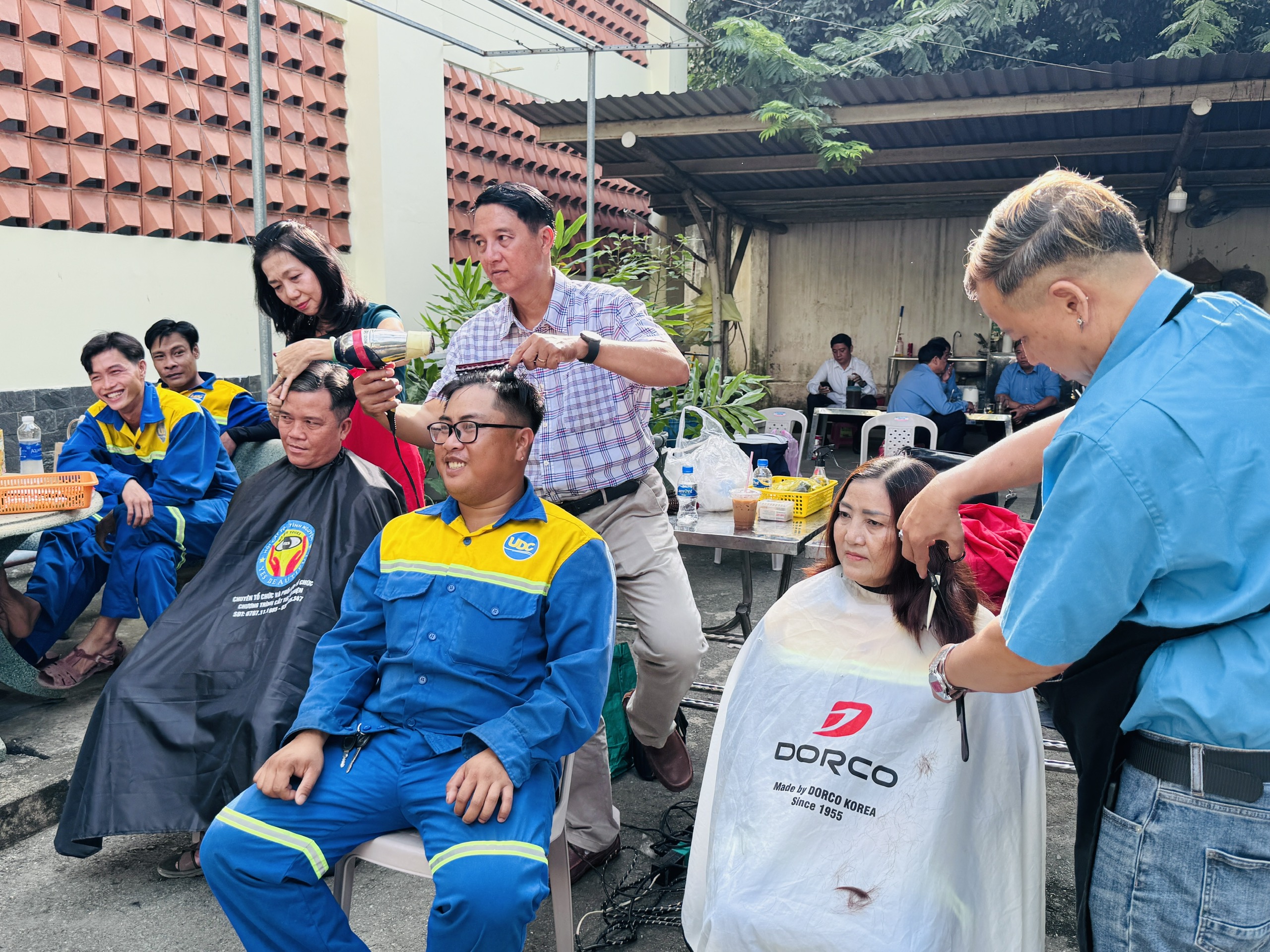 Ấm &aacute;p ng&agrave;y hội "X&acirc;y Tết" d&agrave;nh ri&ecirc;ng cho những c&ocirc;ng nh&acirc;n đắm m&igrave;nh nơi cống ngầm- Ảnh 4.