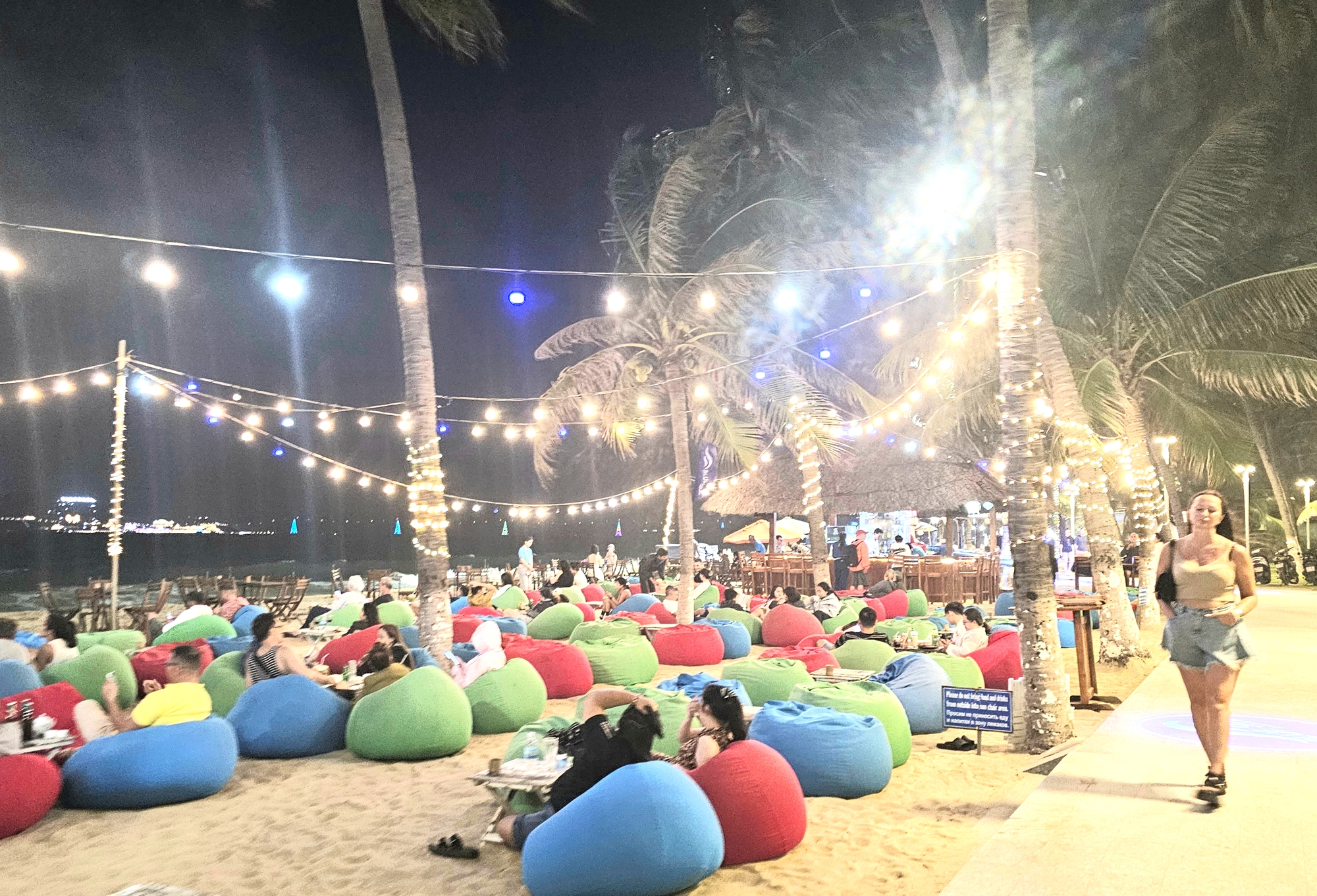 Kh&aacute;nh H&ograve;a: Đ&igrave;nh chỉ qu&aacute;n bar c&oacute; nh&acirc;n vi&ecirc;n cầm xẻng dọa đ&aacute;nh kh&aacute;ch nước ngo&agrave;i- Ảnh 2.