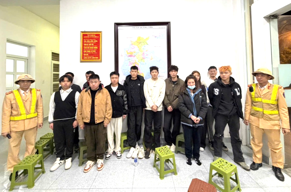 CSGT Quảng Ninh phát hiện ô tô chở 12 người nhập cảnh trái phép- Ảnh 1. CSGT Quảng Ninh phát hiện ô tô chở 12 người nhập cảnh trái phép- Ảnh 1.