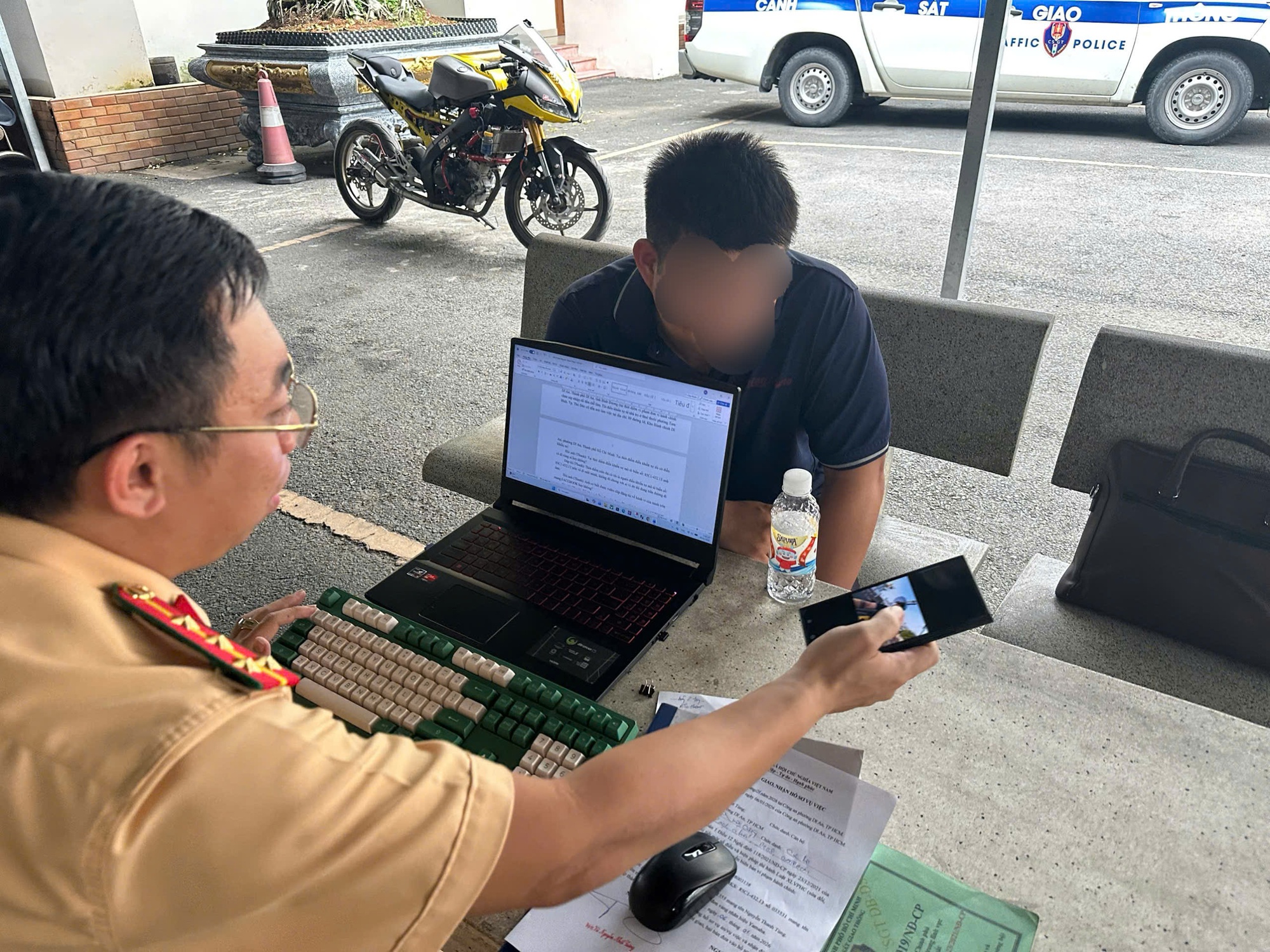 TP.HCM: Thanh ni&ecirc;n l&aacute;i m&ocirc; t&ocirc; bu&ocirc;ng cả hai tay bị xử l&yacute; h&agrave;ng loạt lỗi vi phạm- Ảnh 2.