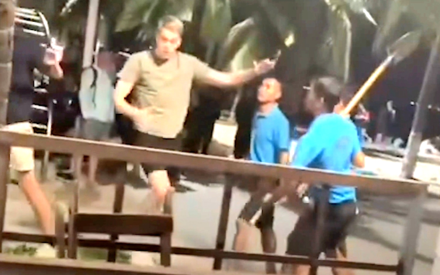 Kh&aacute;nh H&ograve;a: Đ&igrave;nh chỉ qu&aacute;n bar c&oacute; nh&acirc;n vi&ecirc;n cầm xẻng dọa đ&aacute;nh kh&aacute;ch nước ngo&agrave;i