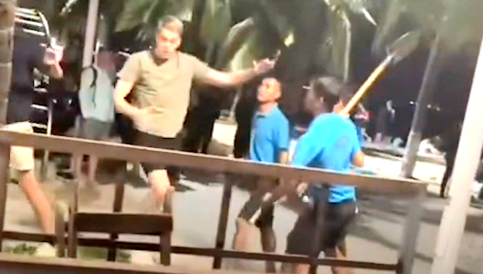 Kh&aacute;nh H&ograve;a: Đ&igrave;nh chỉ qu&aacute;n bar c&oacute; nh&acirc;n vi&ecirc;n cầm xẻng dọa đ&aacute;nh kh&aacute;ch nước ngo&agrave;i- Ảnh 1.