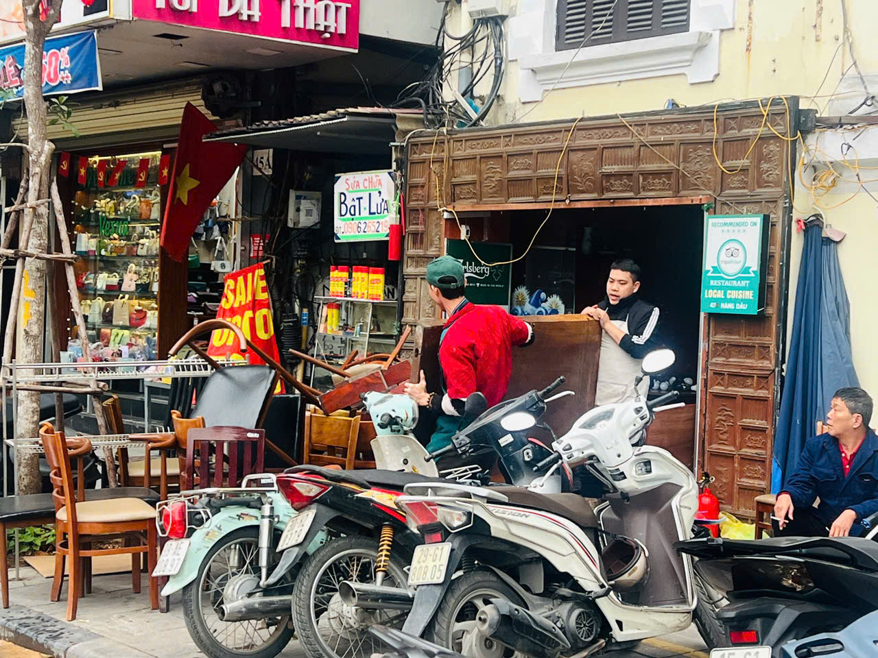 Hà Nội: Người dân hối hả di dời, bàn giao mặt bằng làm quảng trường phía Đông hồ Hoàn Kiếm- Ảnh 3. Hà Nội: Người dân hối hả di dời, bàn giao mặt bằng làm quảng trường phía Đông hồ Hoàn Kiếm- Ảnh 3.