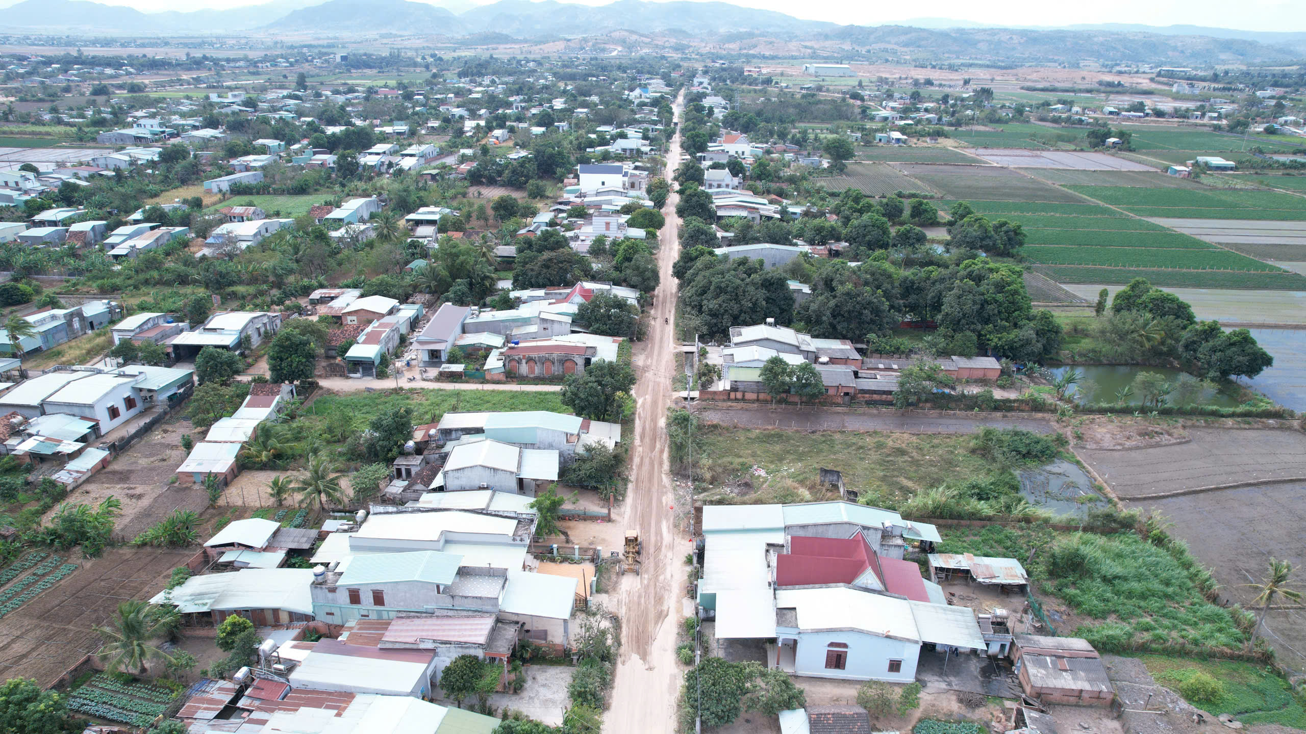 To&agrave;n cảnh tuyến đường qua khu d&acirc;n cư ở Gia Lai xuống cấp nghi&ecirc;m trọng, mất ATGT- Ảnh 1.