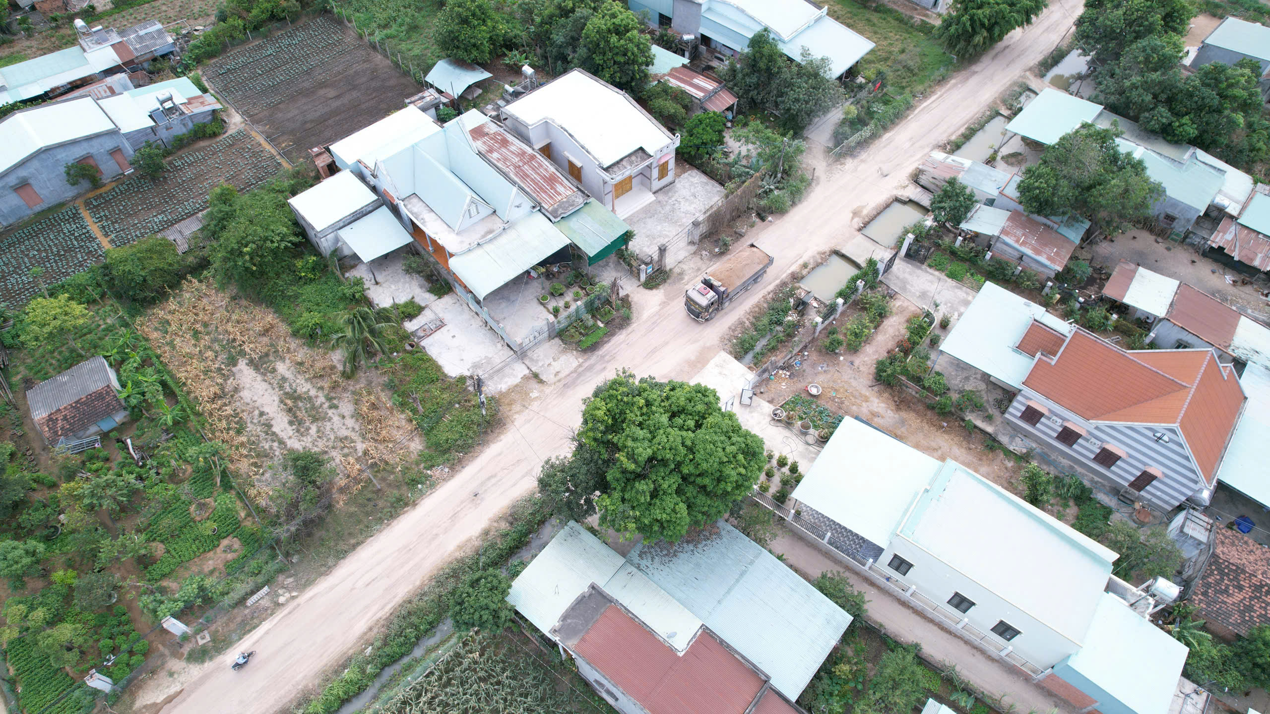 To&agrave;n cảnh tuyến đường qua khu d&acirc;n cư ở Gia Lai xuống cấp nghi&ecirc;m trọng, mất ATGT- Ảnh 2.