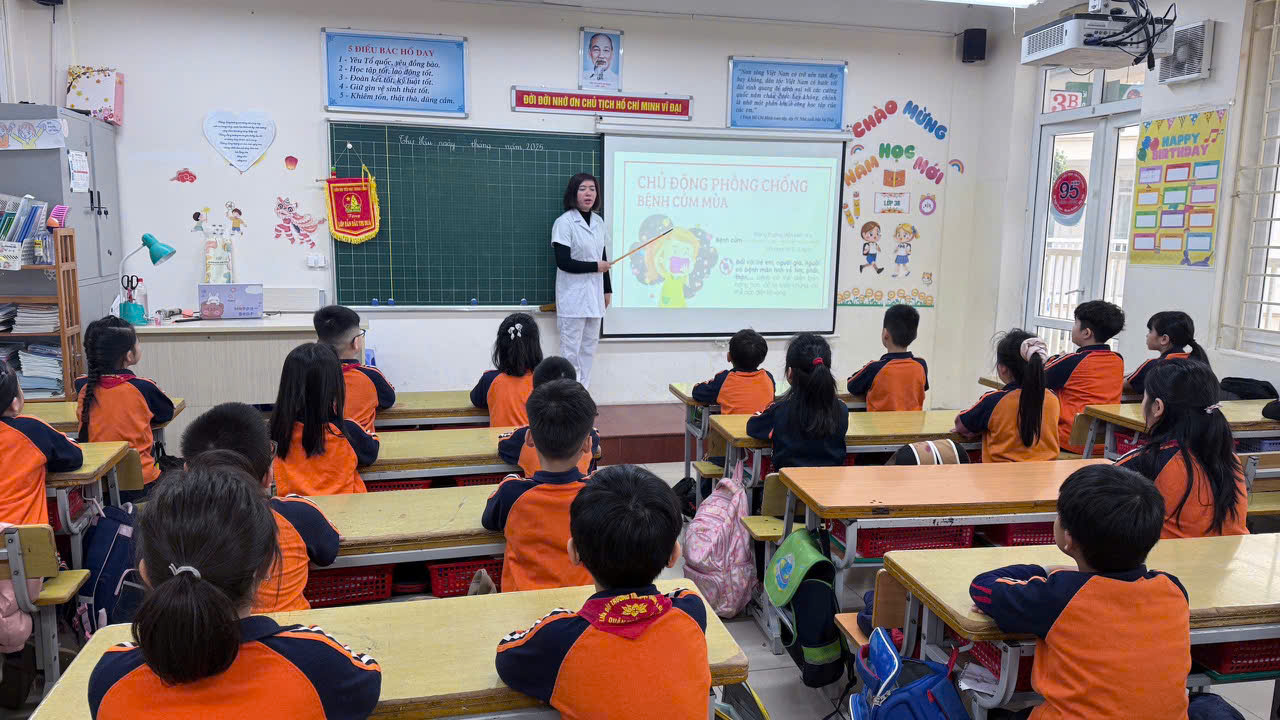 Hà Nội tăng cường biện pháp bảo vệ sức khỏe học sinh trong đợt rét đậm- Ảnh 2. Hà Nội tăng cường biện pháp bảo vệ sức khỏe học sinh trong đợt rét đậm- Ảnh 2.