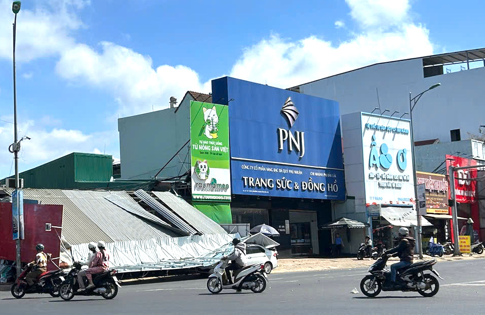 Đắk Lắk: Biển hiệu quảng c&aacute;o sập tr&uacute;ng h&agrave;ng loạt &ocirc; t&ocirc;, xe m&aacute;y, một người trọng thương- Ảnh 1.