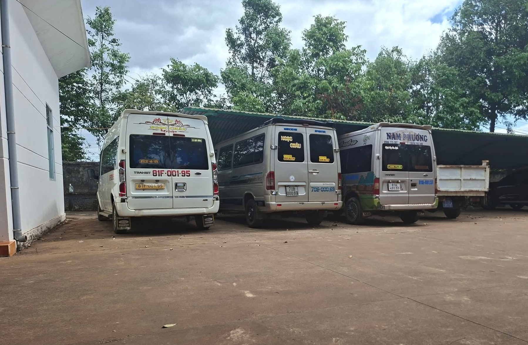 Hai xe khách chặn đầu giành khách trên QL14C đều chạy dù- Ảnh 1. Hai xe khách chặn đầu giành khách trên QL14C đều chạy dù- Ảnh 1.