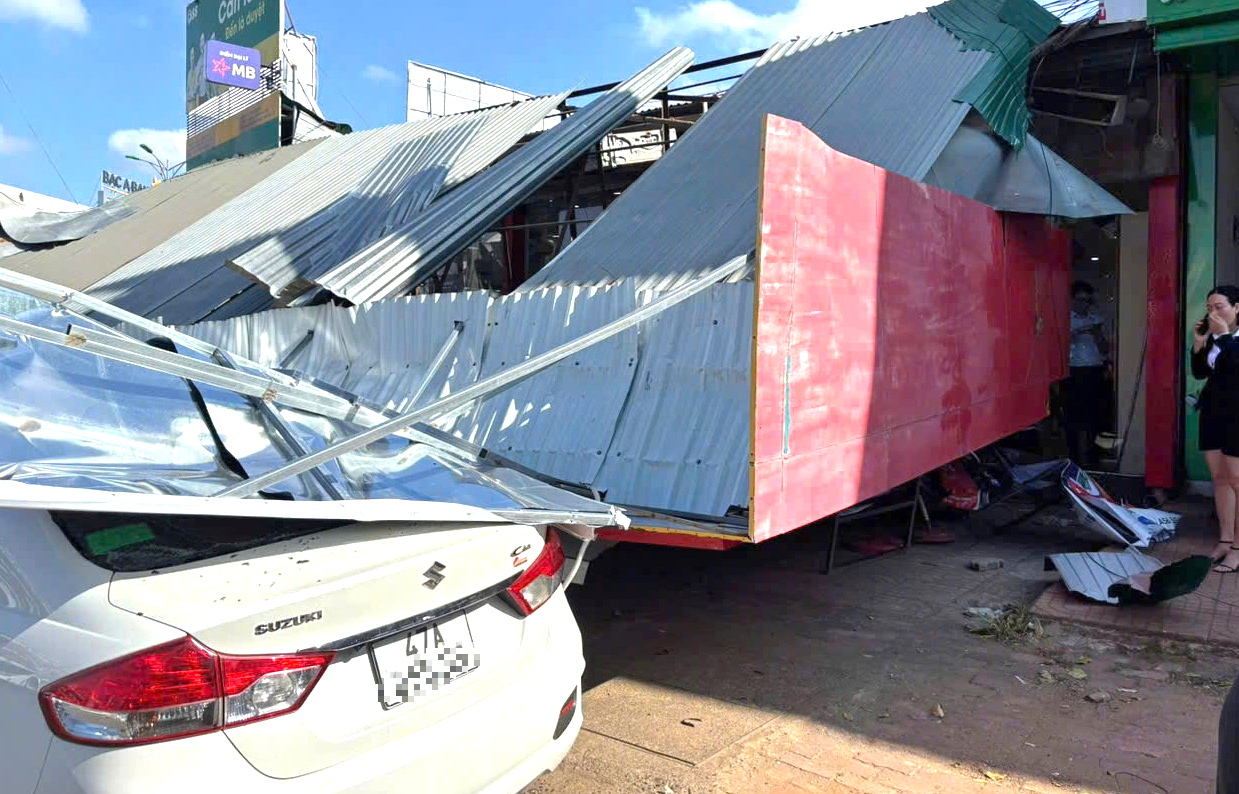 Đắk Lắk: Biển hiệu quảng c&aacute;o sập tr&uacute;ng h&agrave;ng loạt &ocirc; t&ocirc;, xe m&aacute;y, một người trọng thương- Ảnh 2.