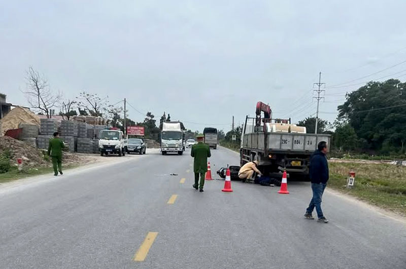 Lực lượng chức năng kh&aacute;m nghiệm hiện trường vụ tai nạn.