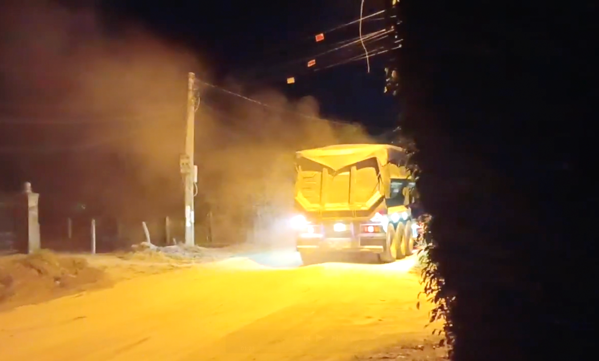 To&agrave;n cảnh tuyến đường qua khu d&acirc;n cư ở Gia Lai xuống cấp nghi&ecirc;m trọng, mất ATGT- Ảnh 8.