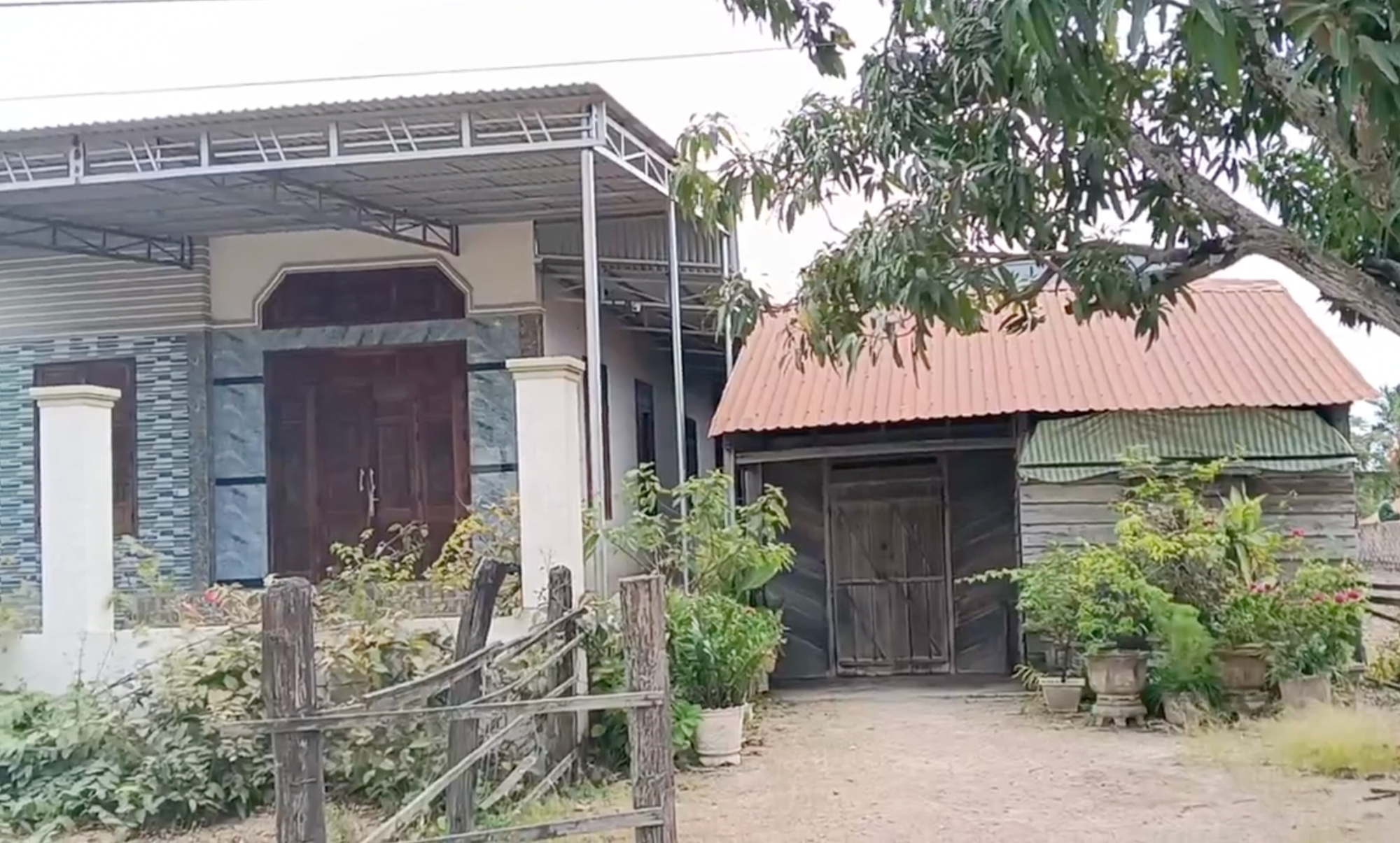 To&agrave;n cảnh tuyến đường qua khu d&acirc;n cư ở Gia Lai xuống cấp nghi&ecirc;m trọng, mất ATGT- Ảnh 9.