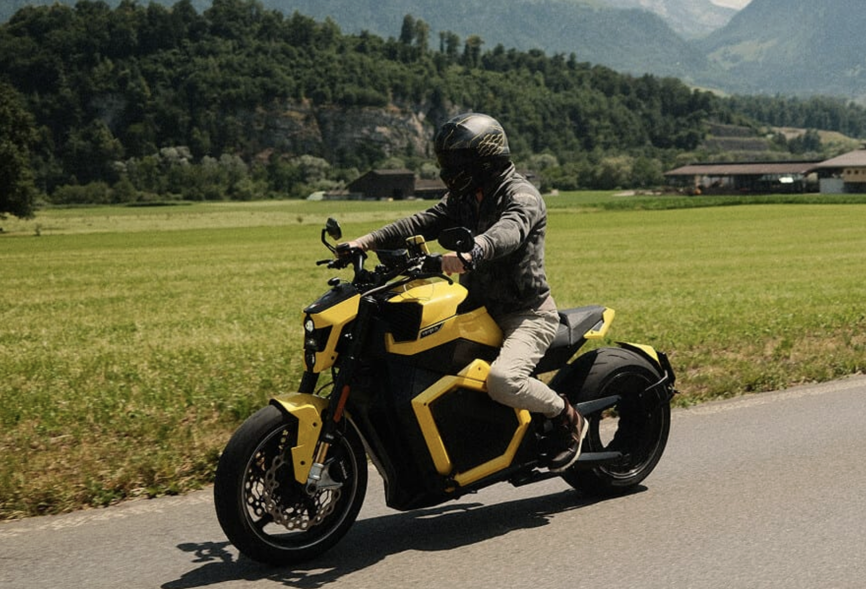 Xe máy điện đầu tiên trên thế giới dùng pin thể rắn- Ảnh 1.